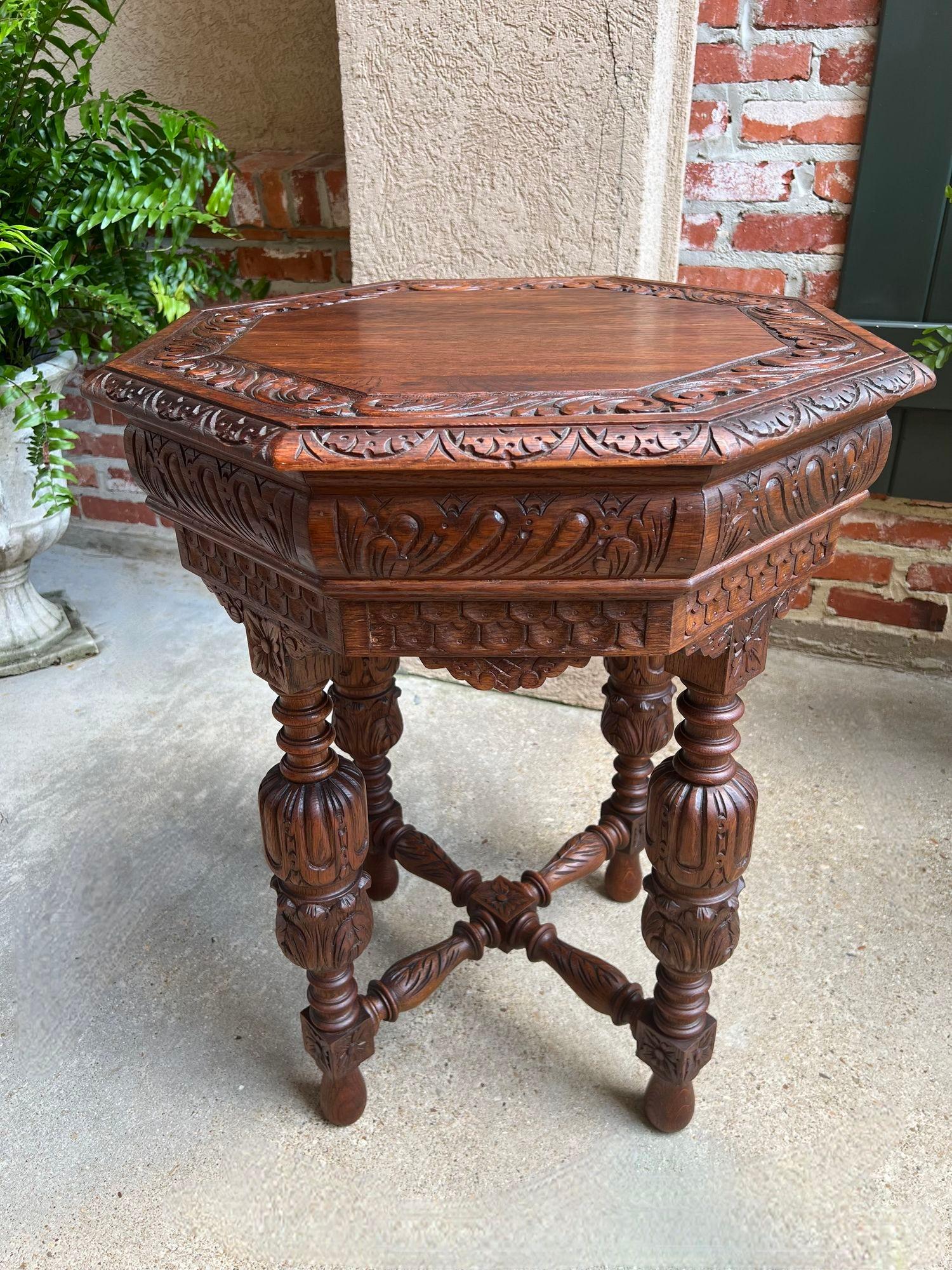 Petite table d'appoint octogonale française ancienne Renaissance en chêne sculpté en vente 10