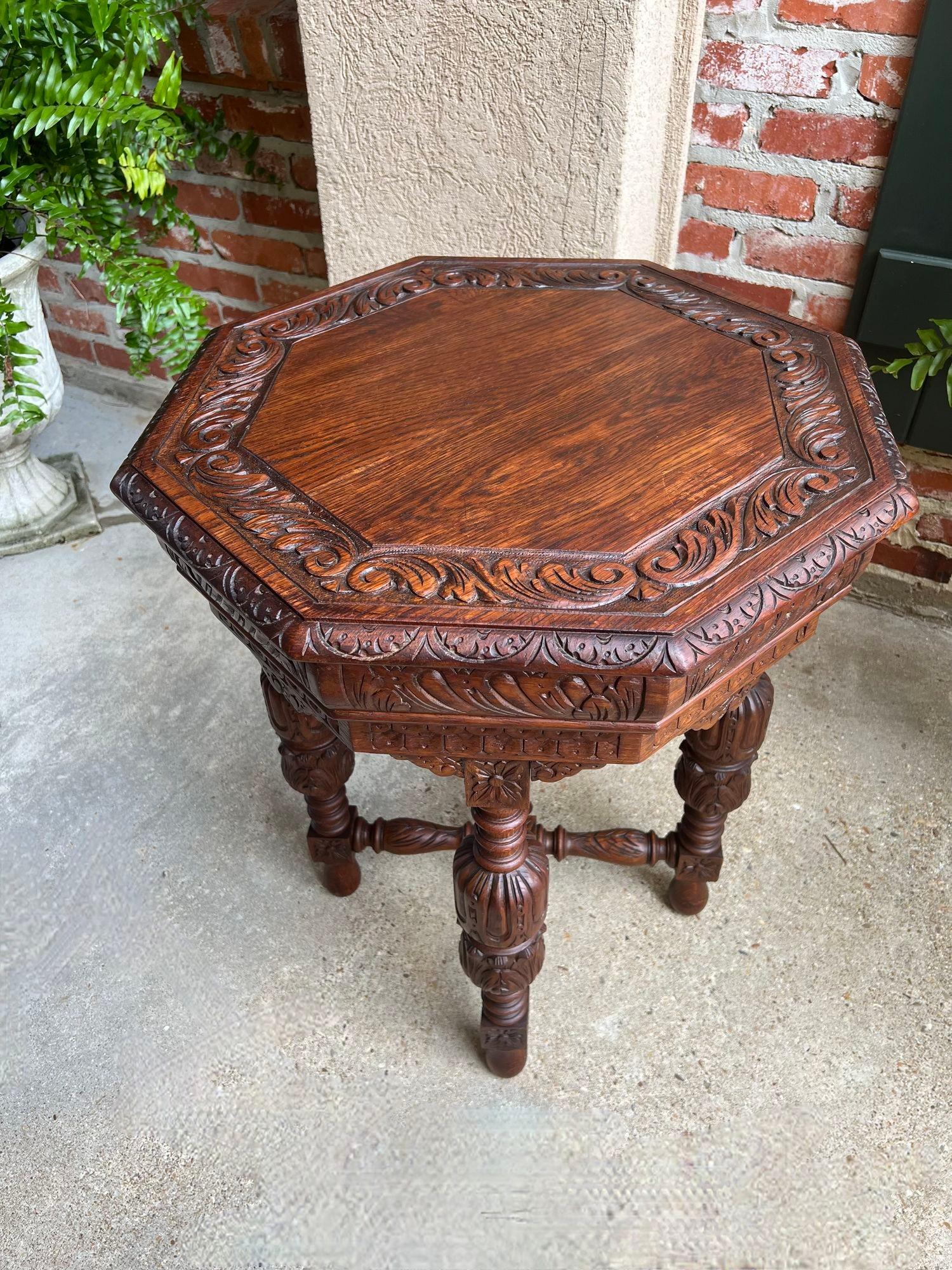 Petite table d'appoint octogonale française ancienne Renaissance en chêne sculpté en vente 11