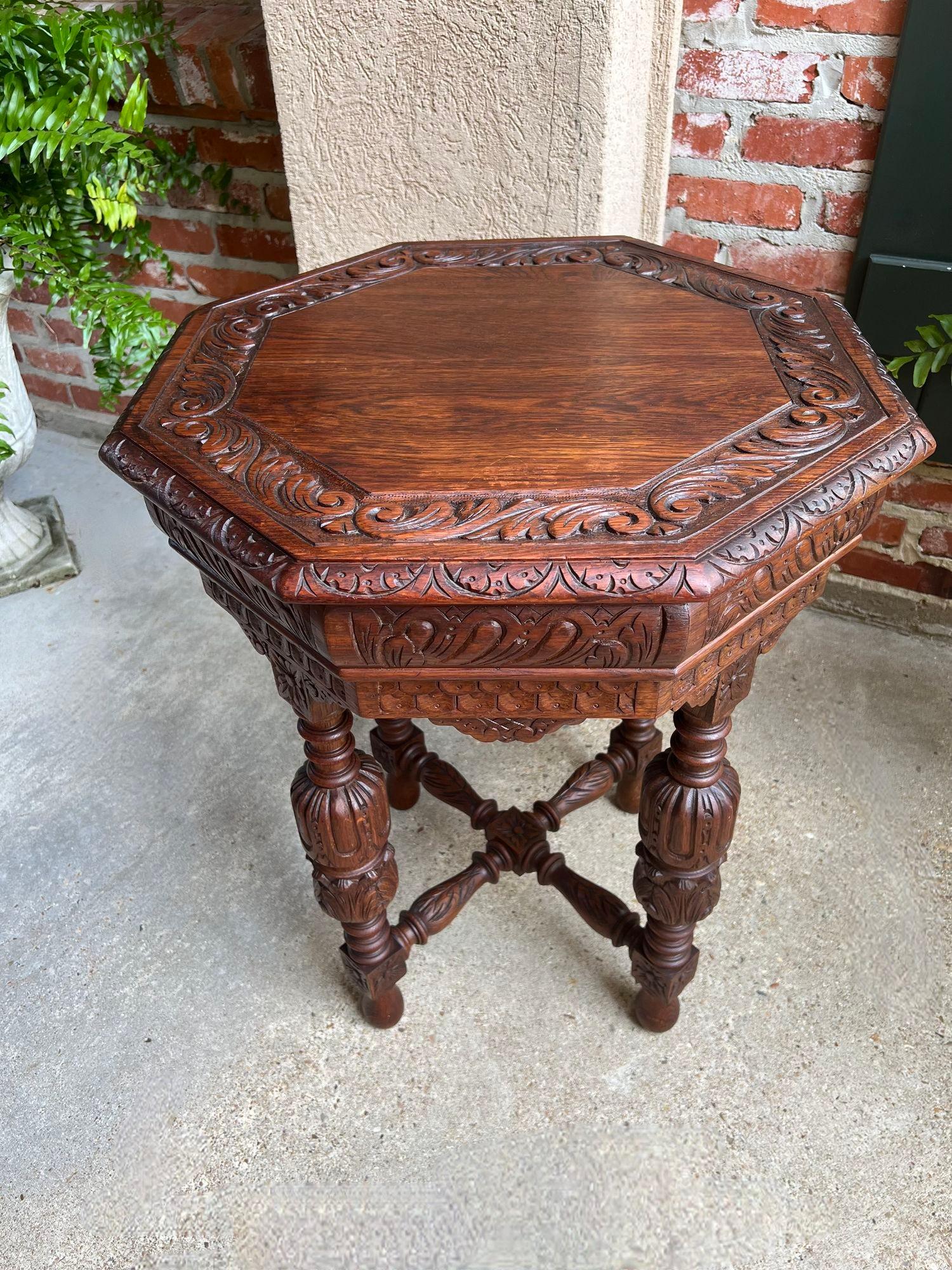 Petite table d'appoint octogonale française ancienne Renaissance en chêne sculpté en vente 12