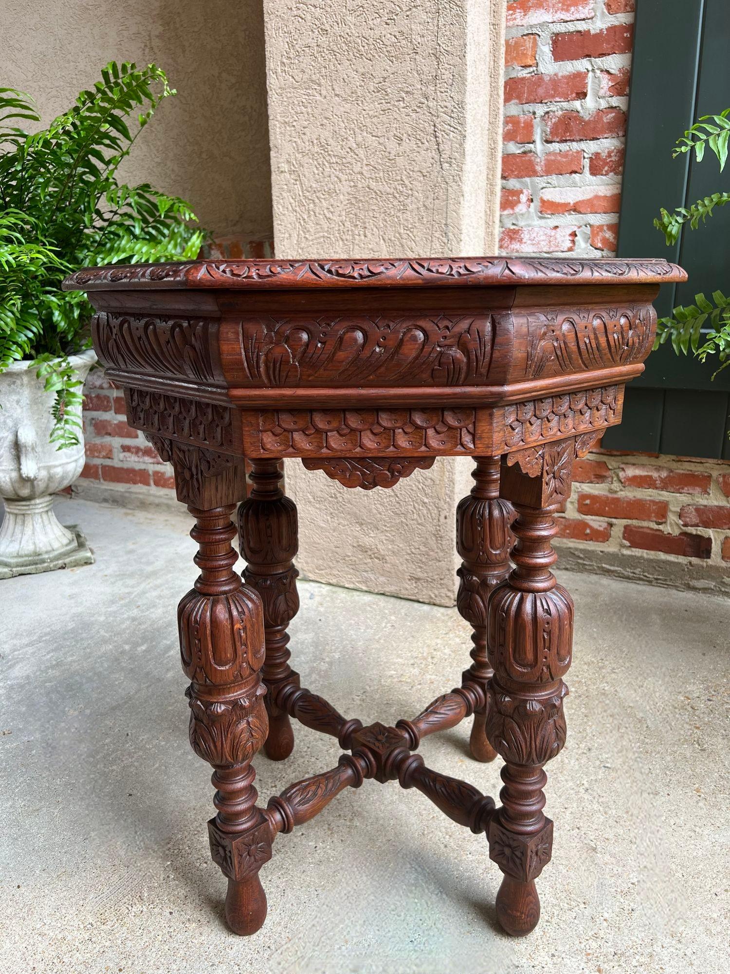 Petite Table d'appoint octogonale en chêne sculpté Renaissance.

Directement de France, une fabuleuse PETITE table octogonale française ancienne, ornée de décorations, tout comme la version grandeur nature, avec une silhouette et un design