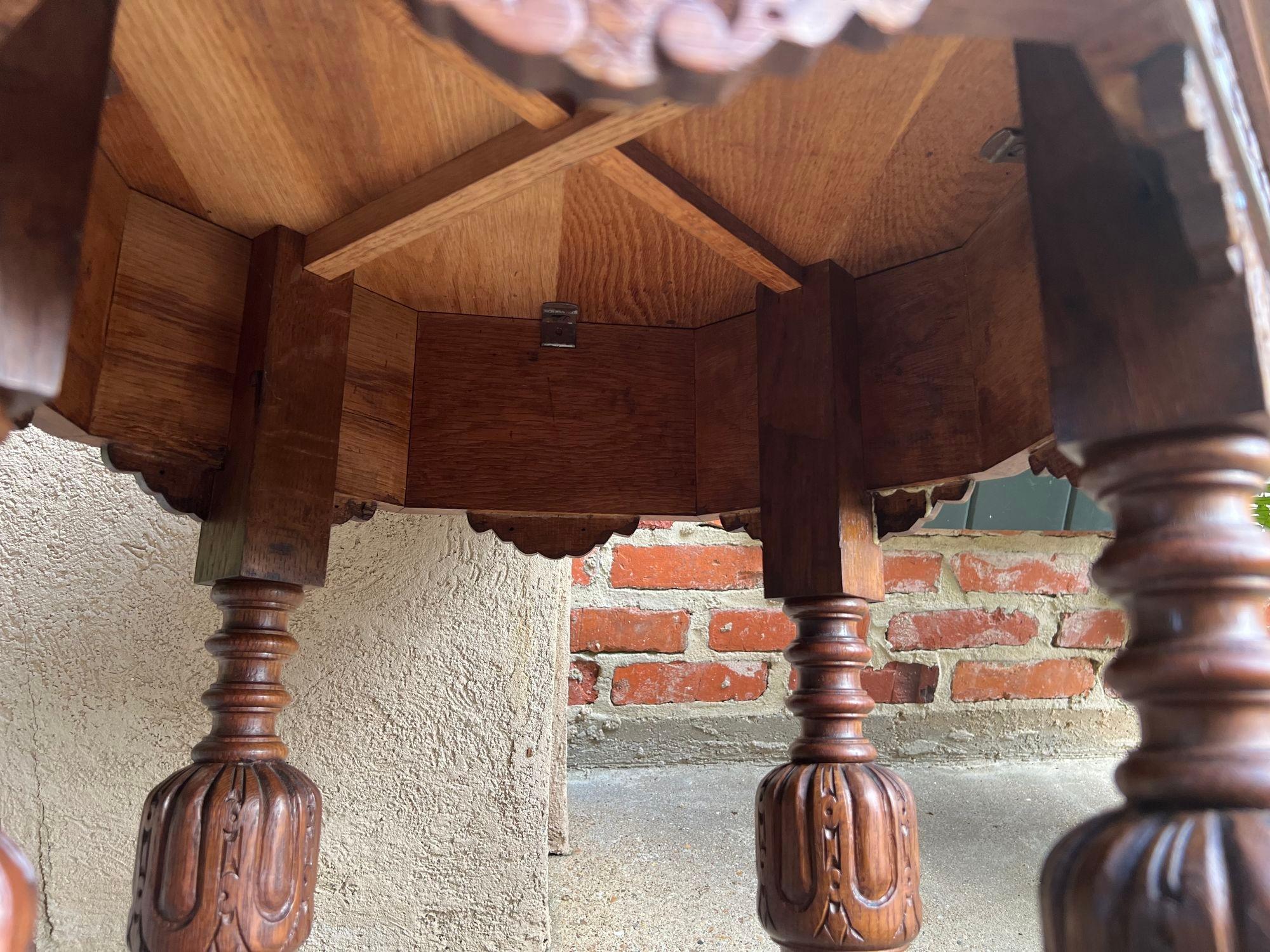 Petite table d'appoint octogonale française ancienne Renaissance en chêne sculpté en vente 13