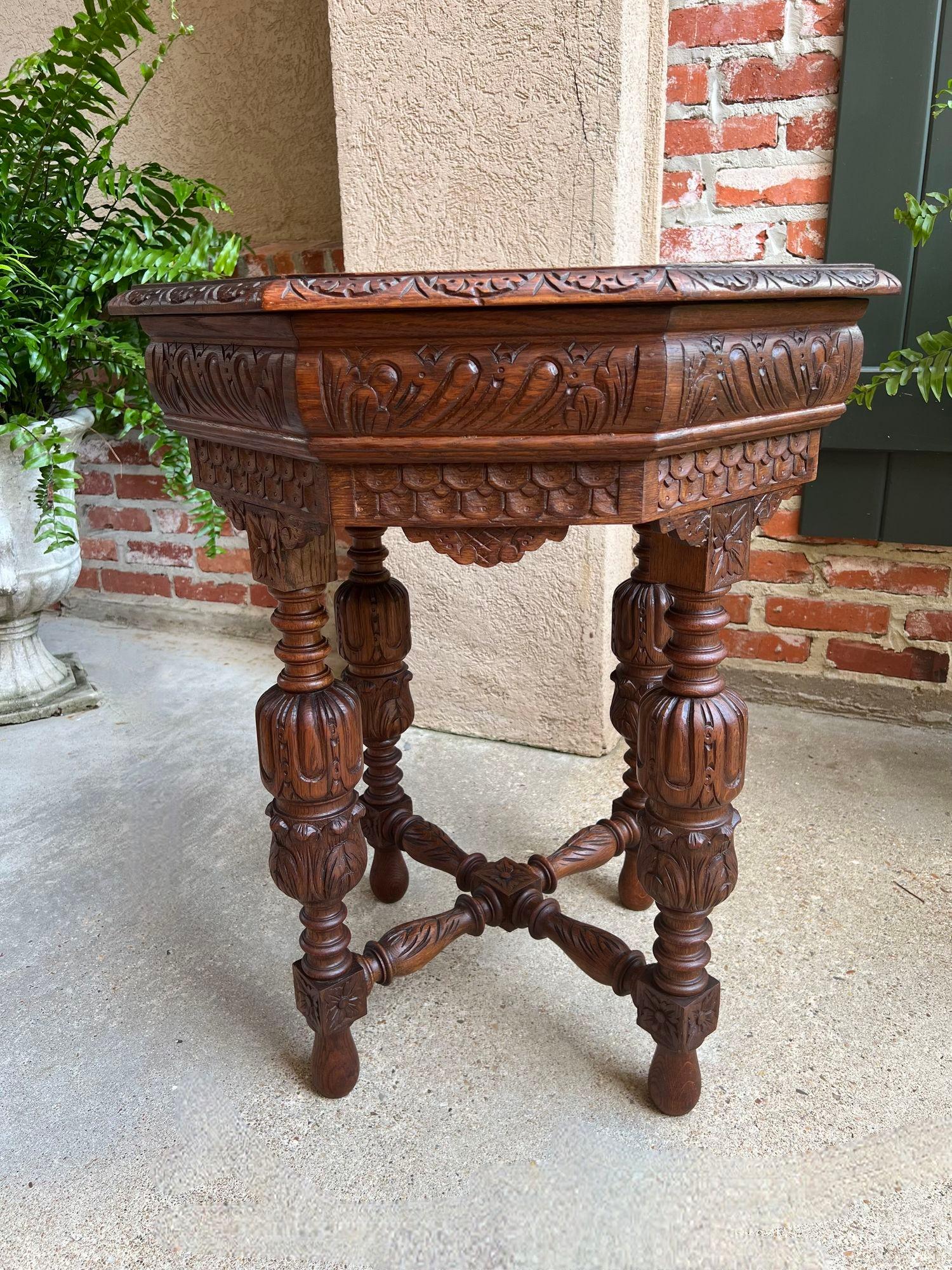 Français Petite table d'appoint octogonale française ancienne Renaissance en chêne sculpté en vente