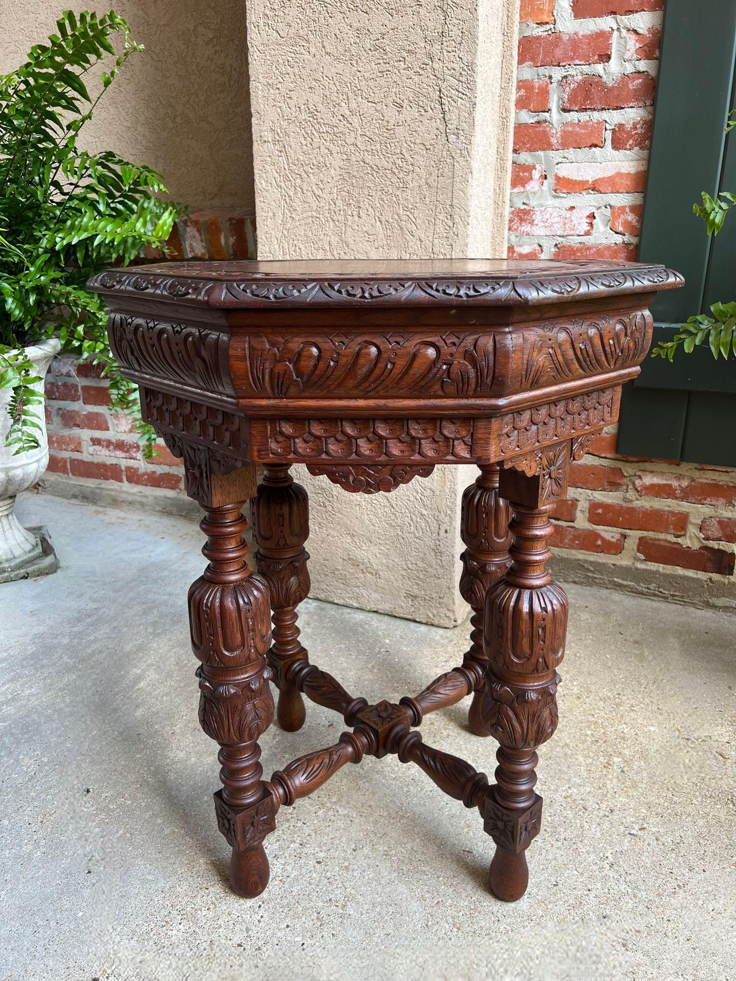 Sculpté à la main Petite table d'appoint octogonale française ancienne Renaissance en chêne sculpté en vente