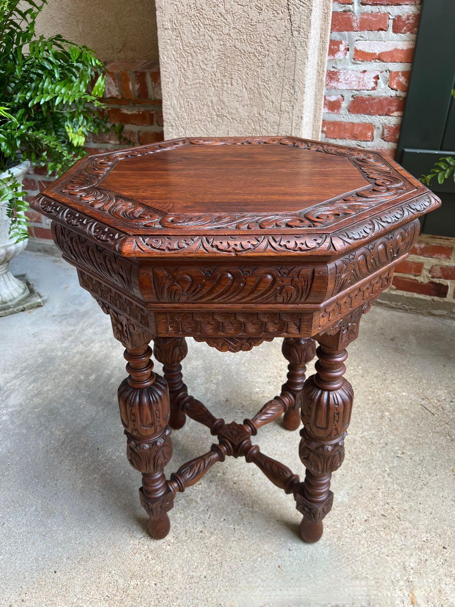 Petite table d'appoint octogonale française ancienne Renaissance en chêne sculpté Bon état - En vente à Shreveport, LA