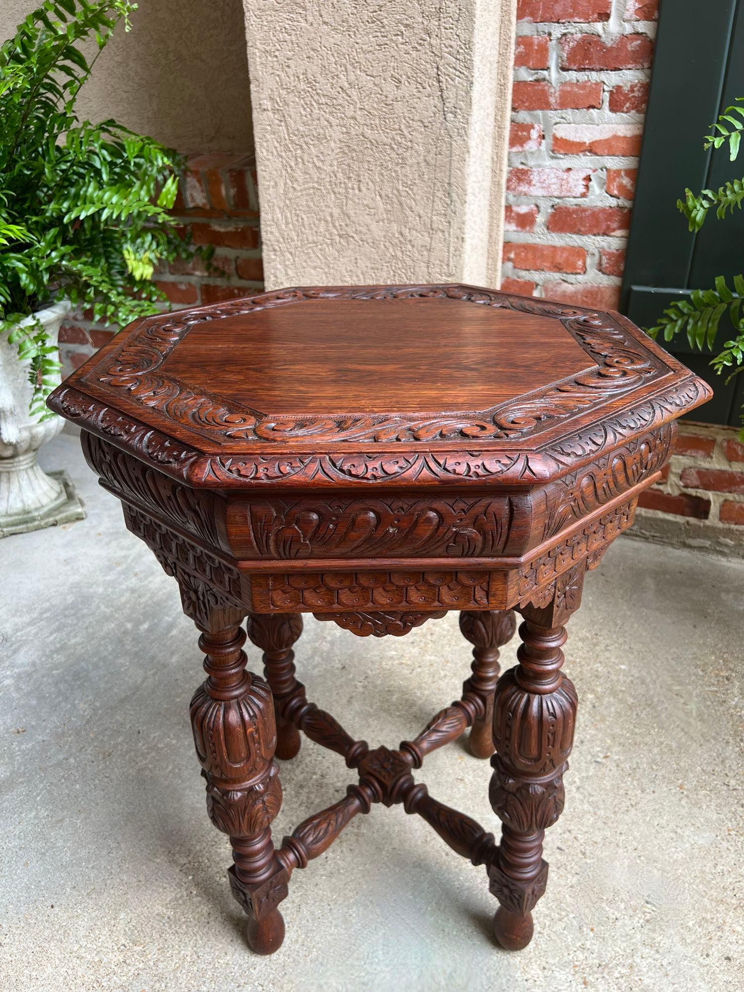 XIXe siècle Petite table d'appoint octogonale française ancienne Renaissance en chêne sculpté en vente
