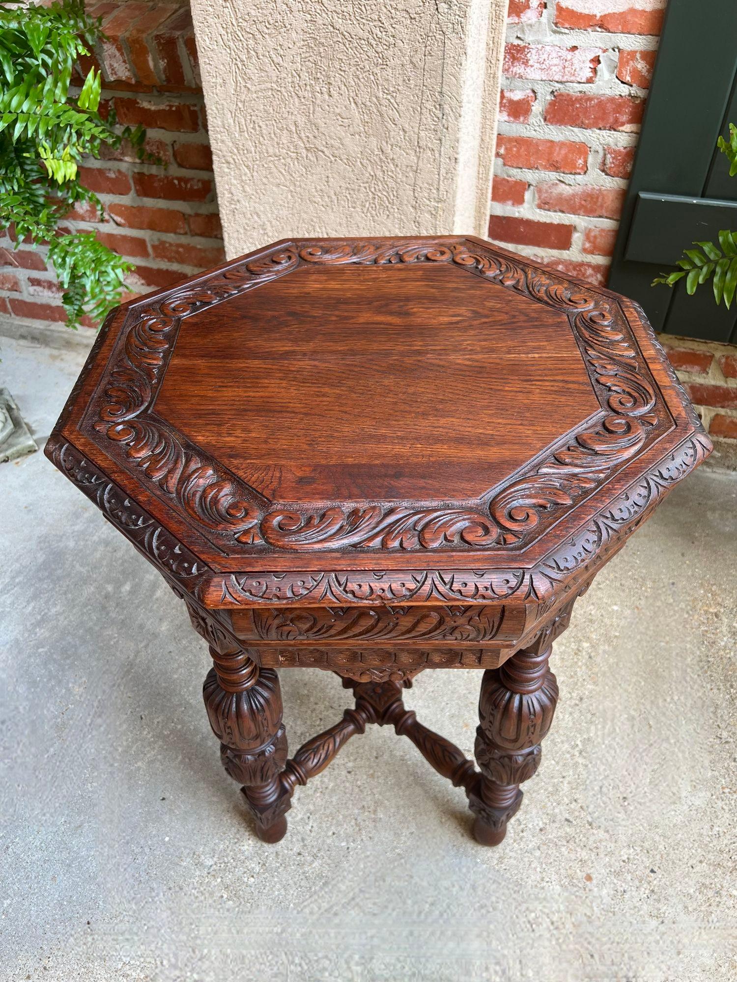 Chêne Petite table d'appoint octogonale française ancienne Renaissance en chêne sculpté en vente