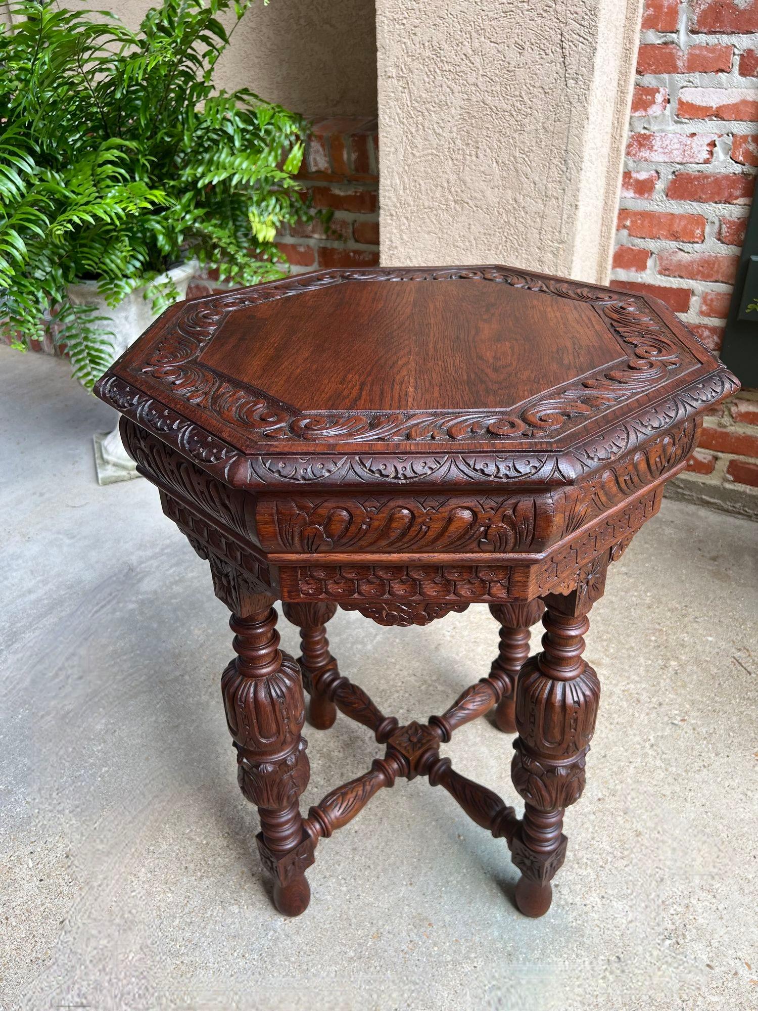 Petite table d'appoint octogonale française ancienne Renaissance en chêne sculpté en vente 1