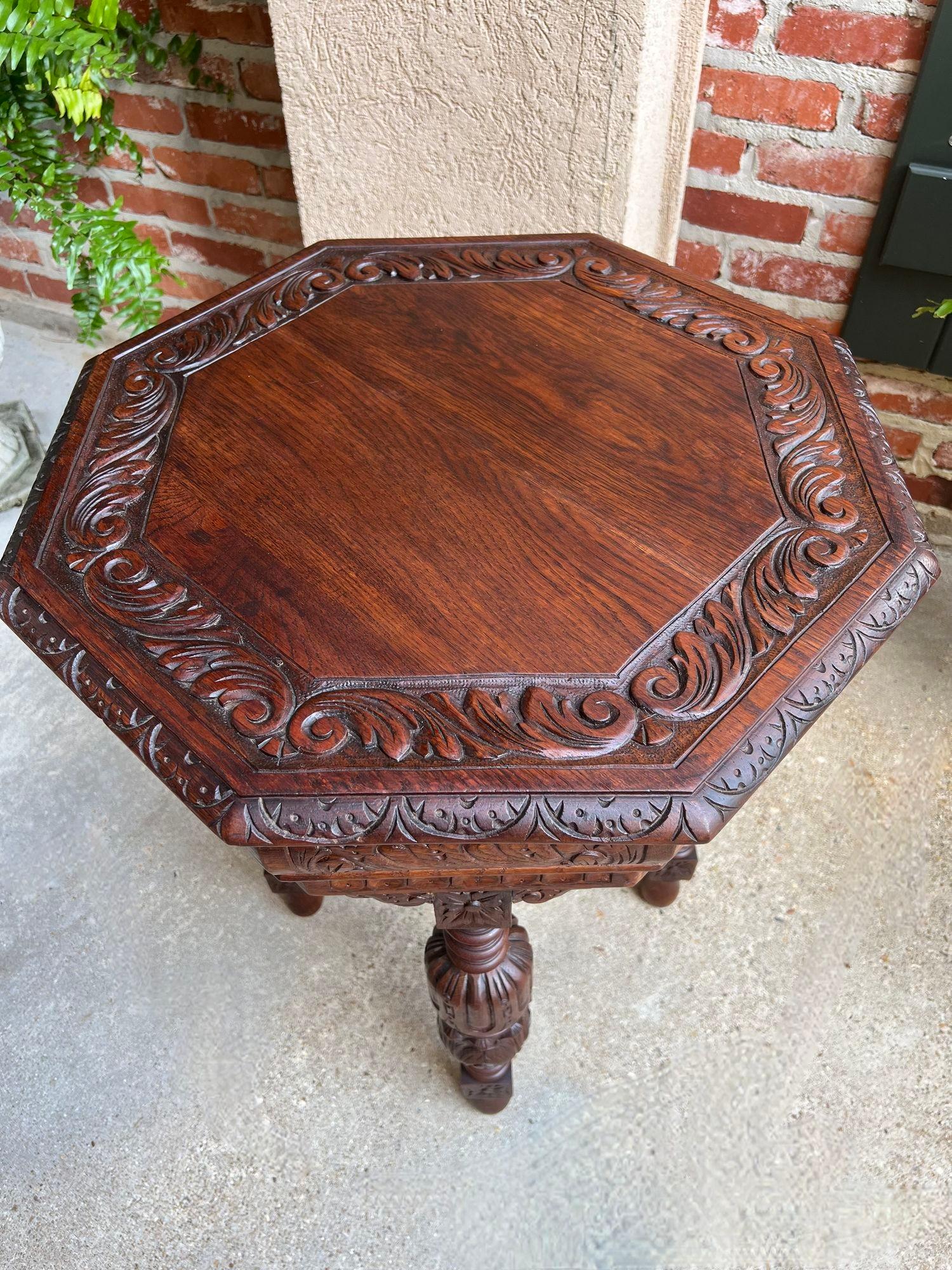 Petite table d'appoint octogonale française ancienne Renaissance en chêne sculpté en vente 2