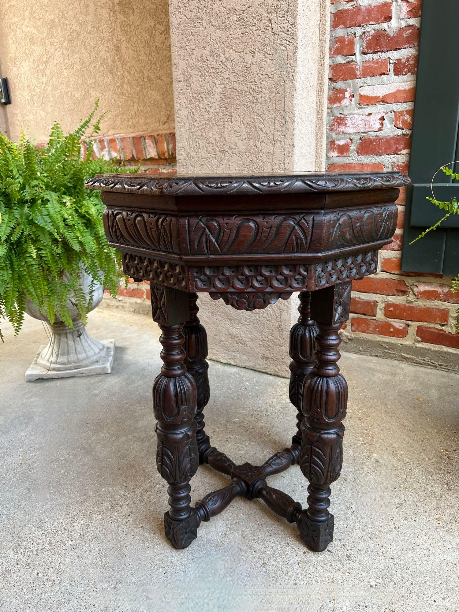Français PETITE table d'appoint octogonale française ancienne d'extrémité latérale en chêne sculpté Renaissance en vente
