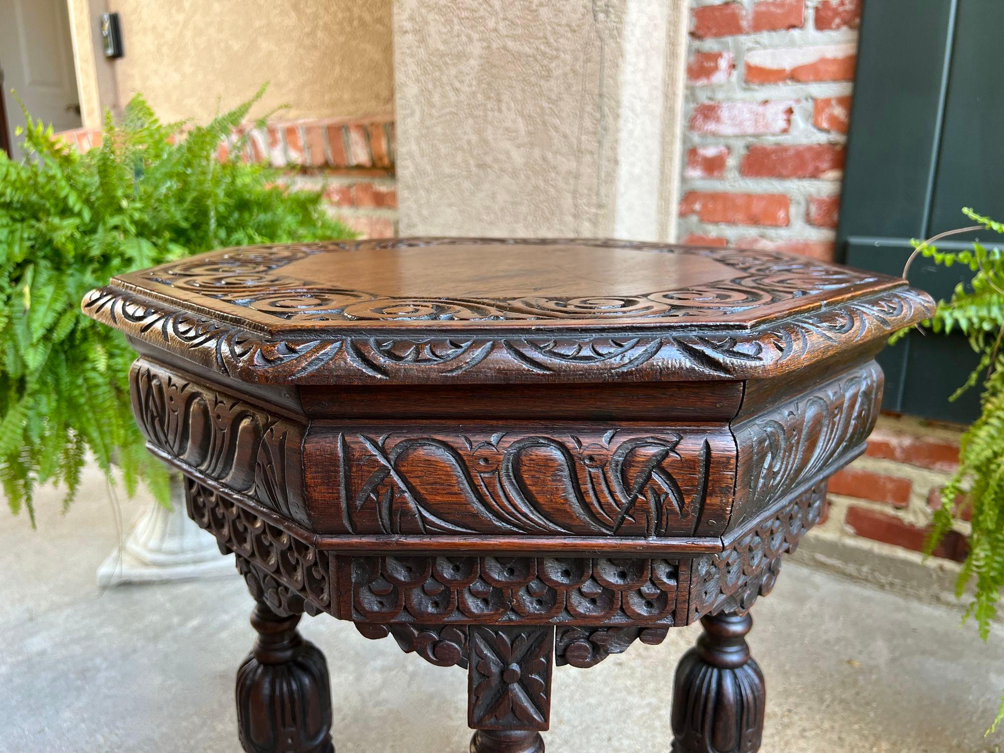 PETITE table d'appoint octogonale française ancienne d'extrémité latérale en chêne sculpté Renaissance en vente 1