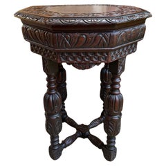 PETITE table d'appoint octogonale française ancienne d'extrémité latérale en chêne sculpté Renaissance