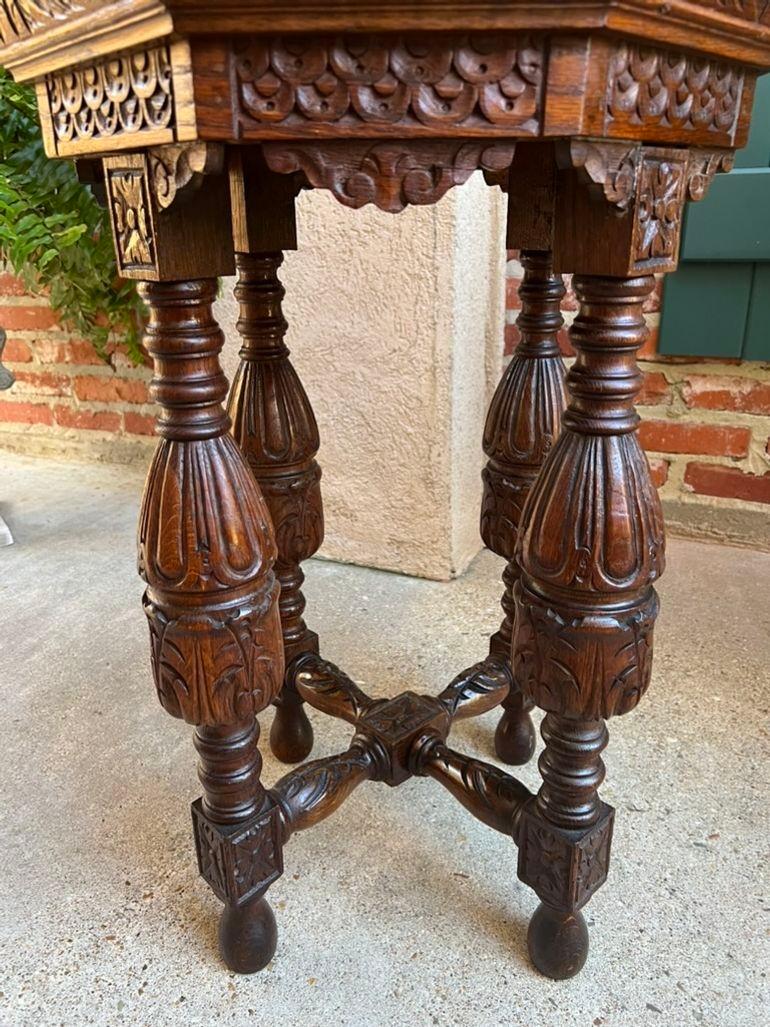 Petite table d'appoint octogonale française ancienne Renaissance en chêne sculpté vers 1900 en vente 2