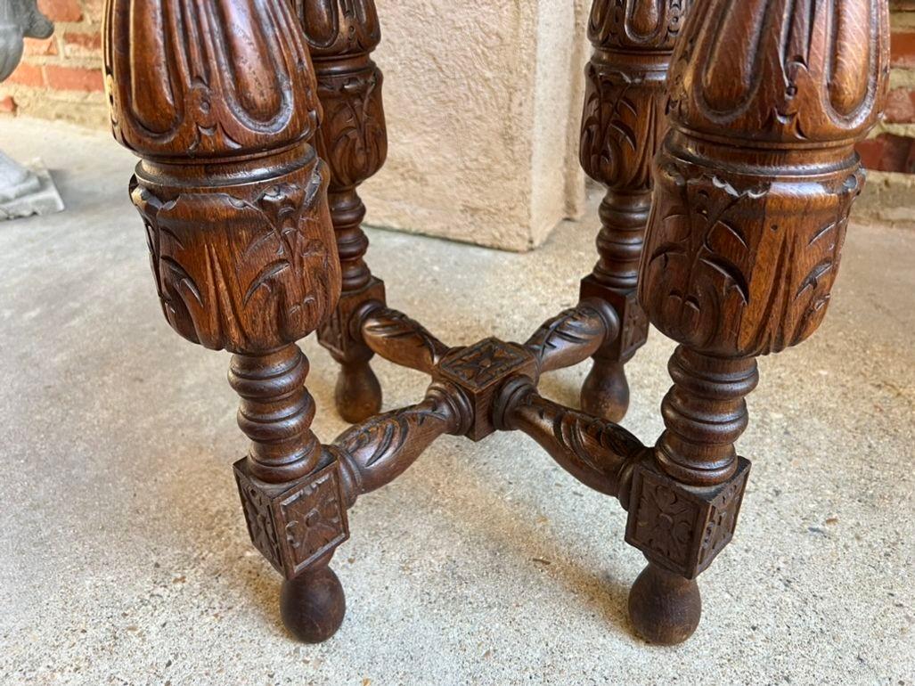Petite table d'appoint octogonale française ancienne Renaissance en chêne sculpté vers 1900 en vente 3