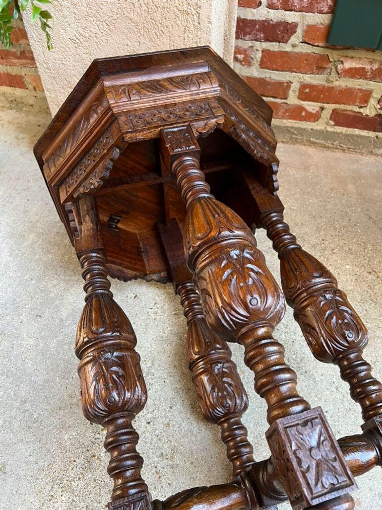 Petite table d'appoint octogonale française ancienne Renaissance en chêne sculpté vers 1900 en vente 4