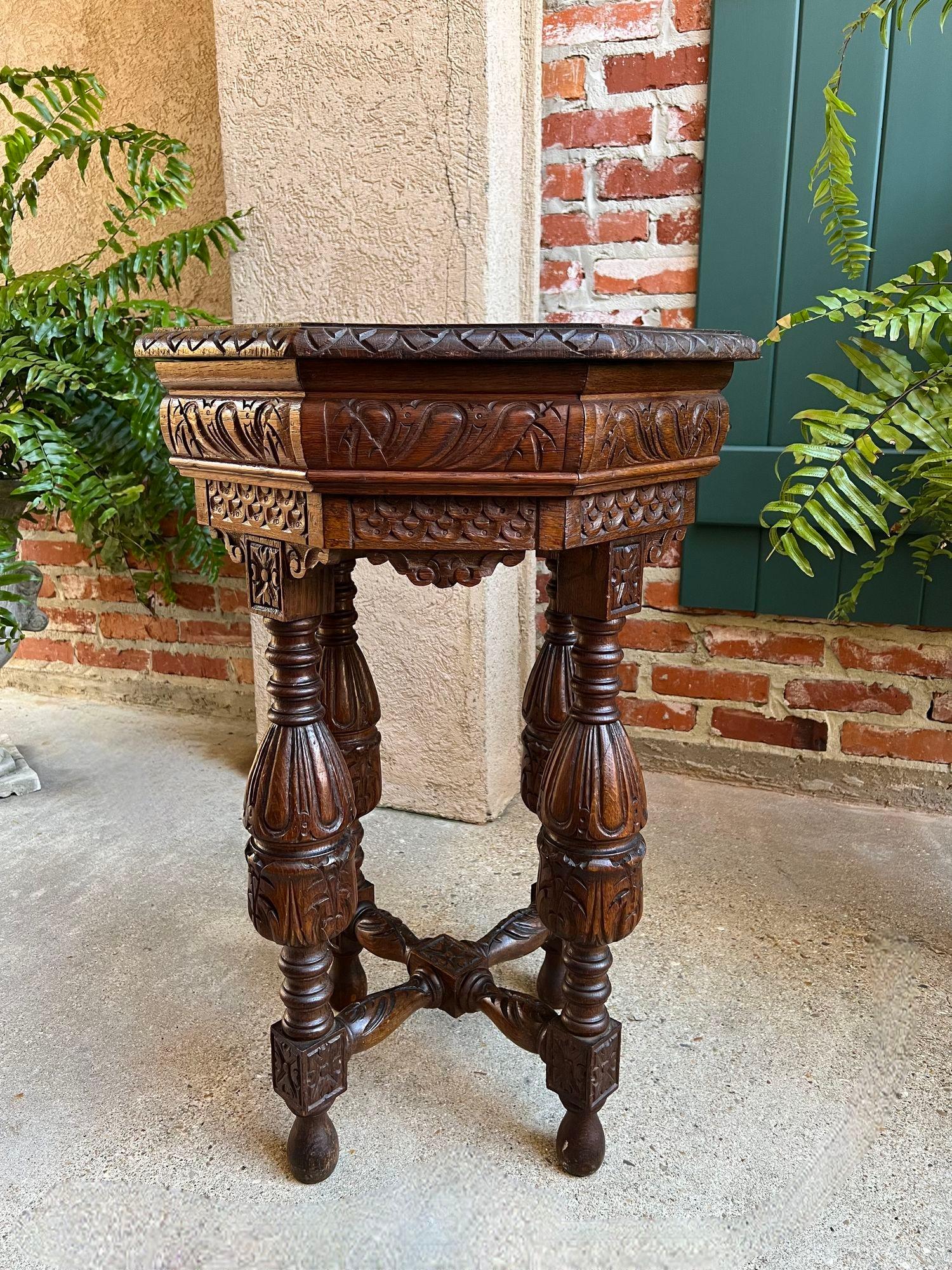 Petite table d'appoint octogonale française ancienne Renaissance en chêne sculpté vers 1900 en vente 5