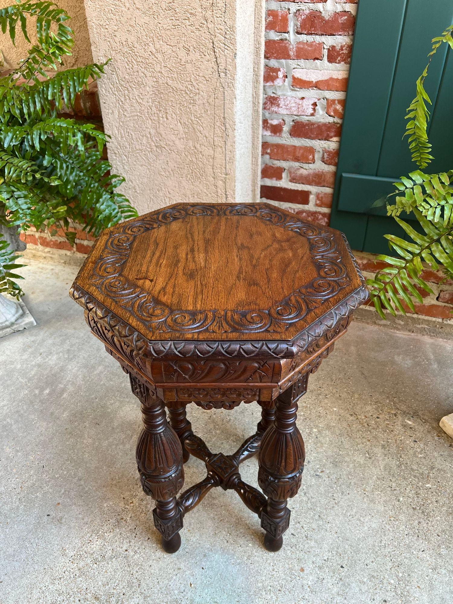 Petite table d'appoint octogonale française ancienne Renaissance en chêne sculpté vers 1900 en vente 6