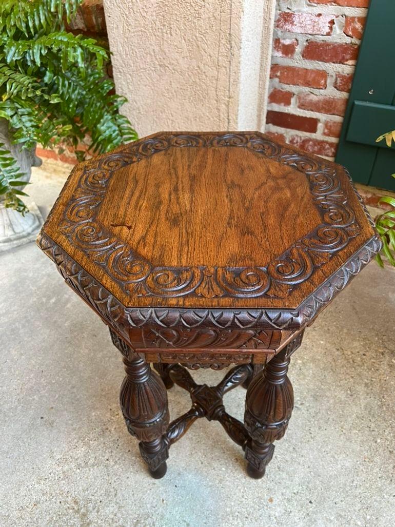 Petite table d'appoint octogonale française ancienne Renaissance en chêne sculpté vers 1900 en vente 7