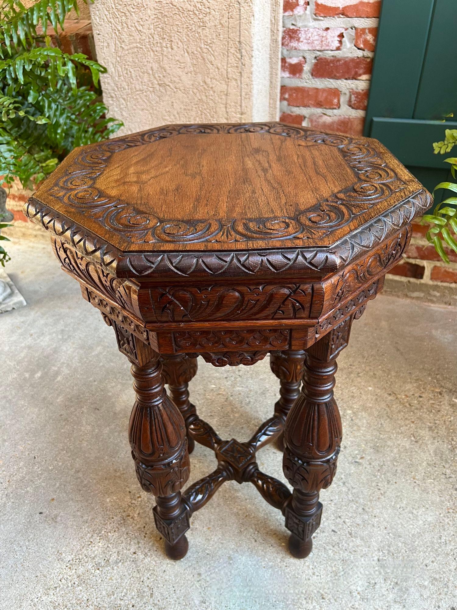 Petite table d'appoint octogonale française ancienne Renaissance en chêne sculpté vers 1900 en vente 8