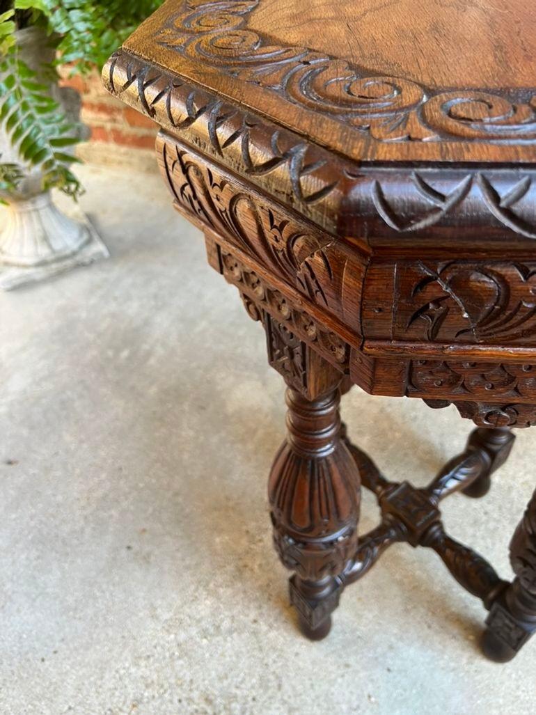 Petite table d'appoint octogonale française ancienne Renaissance en chêne sculpté vers 1900 en vente 9