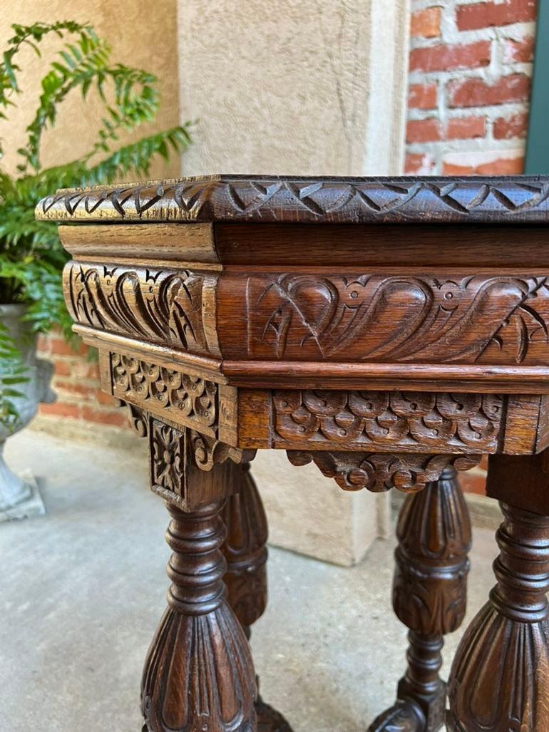 Petite table d'appoint octogonale française ancienne Renaissance en chêne sculpté vers 1900 en vente 10