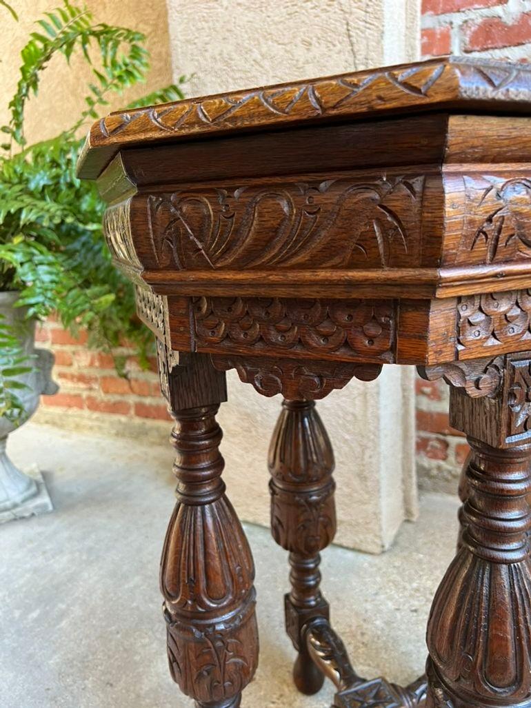 Petite table d'appoint octogonale française ancienne Renaissance en chêne sculpté vers 1900 en vente 11