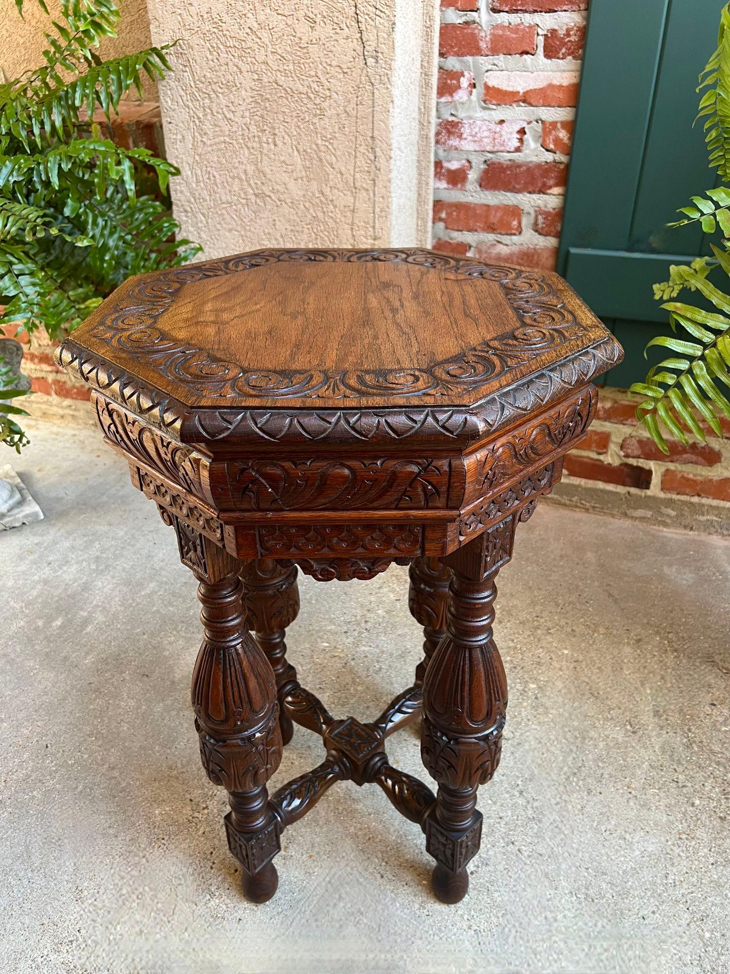 Petite Table d'appoint octogonale en chêne sculpté Renaissance vers 1900.

En provenance directe de France, une fabuleuse PETITE table octogonale française ancienne, ornée de décorations, tout comme la version grandeur nature, avec une silhouette et