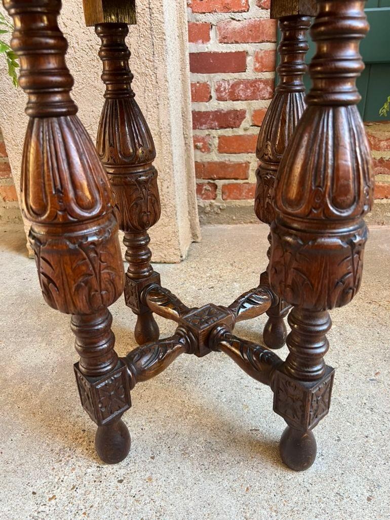 Petite table d'appoint octogonale française ancienne Renaissance en chêne sculpté vers 1900 en vente 12