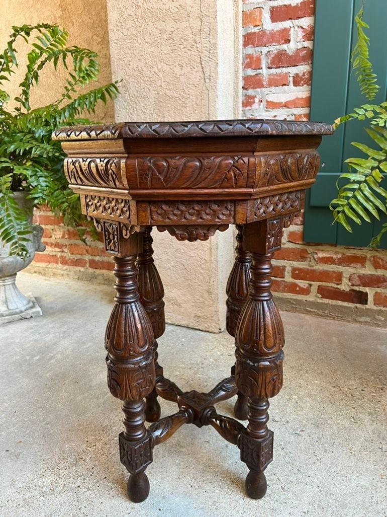 Provincial français Petite table d'appoint octogonale française ancienne Renaissance en chêne sculpté vers 1900 en vente