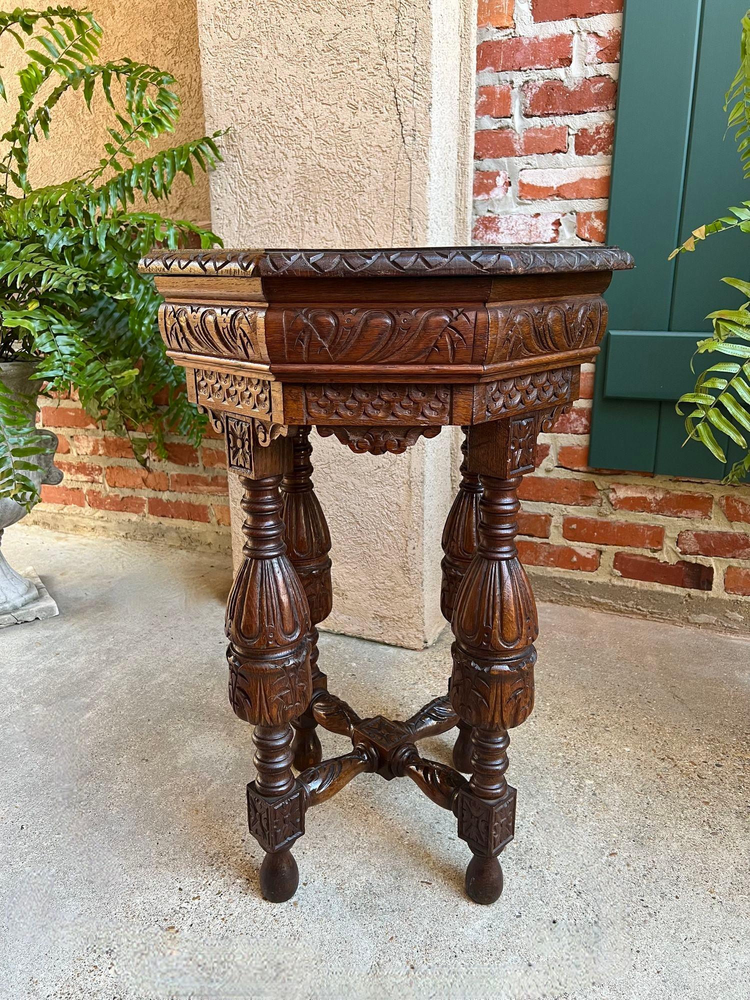 Français Petite table d'appoint octogonale française ancienne Renaissance en chêne sculpté vers 1900 en vente