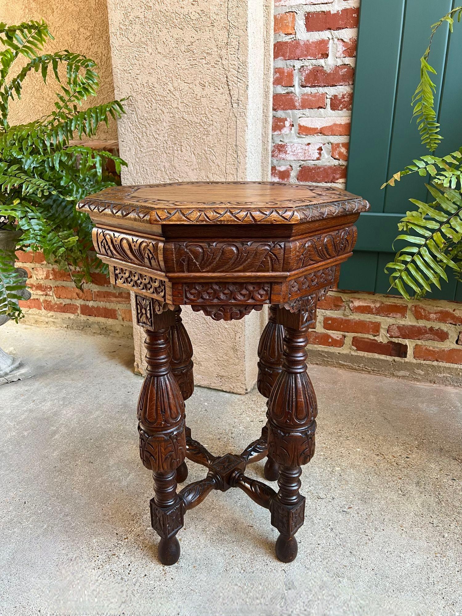 Sculpté à la main Petite table d'appoint octogonale française ancienne Renaissance en chêne sculpté vers 1900 en vente