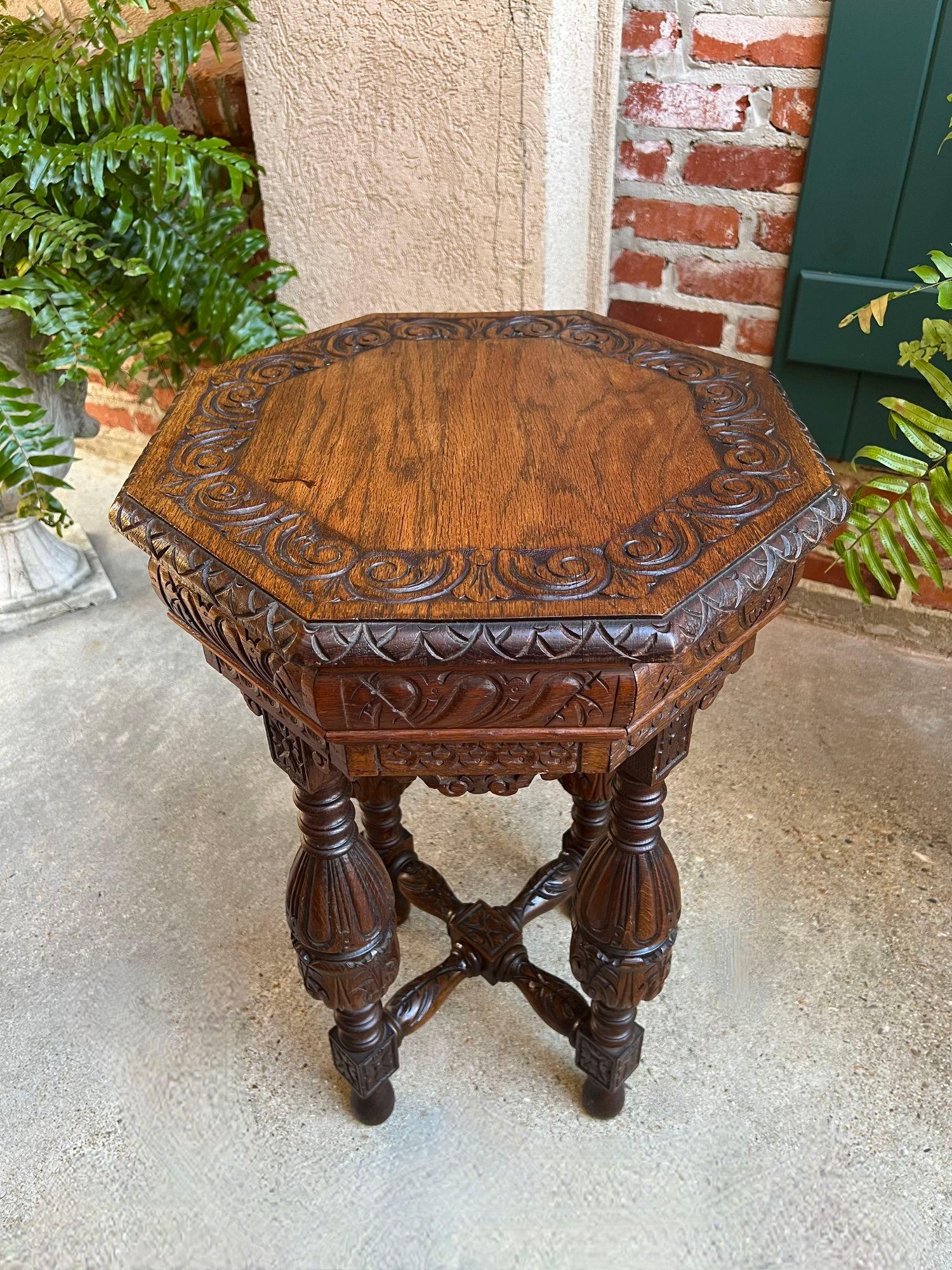 Petite table d'appoint octogonale française ancienne Renaissance en chêne sculpté vers 1900 Bon état - En vente à Shreveport, LA