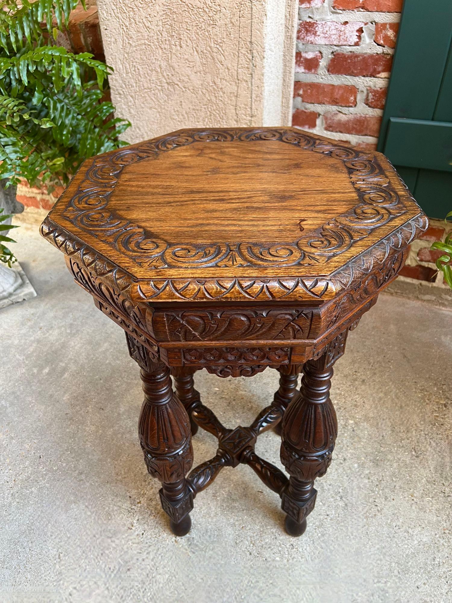 Début du 20ème siècle Petite table d'appoint octogonale française ancienne Renaissance en chêne sculpté vers 1900 en vente