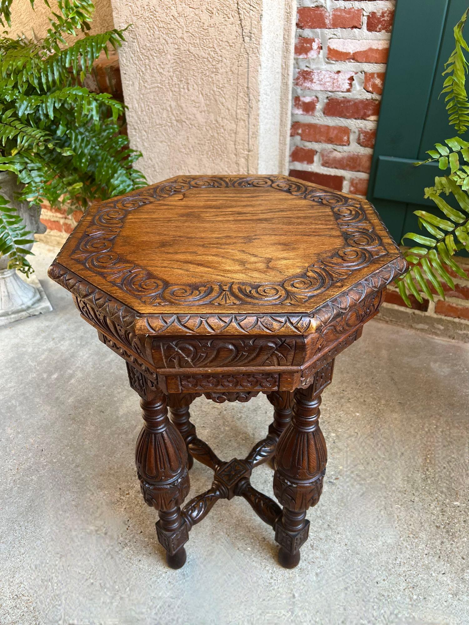 Chêne Petite table d'appoint octogonale française ancienne Renaissance en chêne sculpté vers 1900 en vente