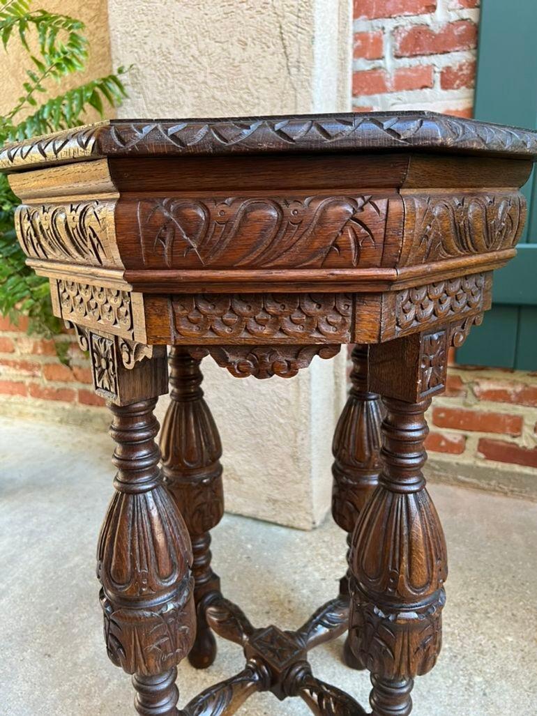 Petite table d'appoint octogonale française ancienne Renaissance en chêne sculpté vers 1900 en vente 1