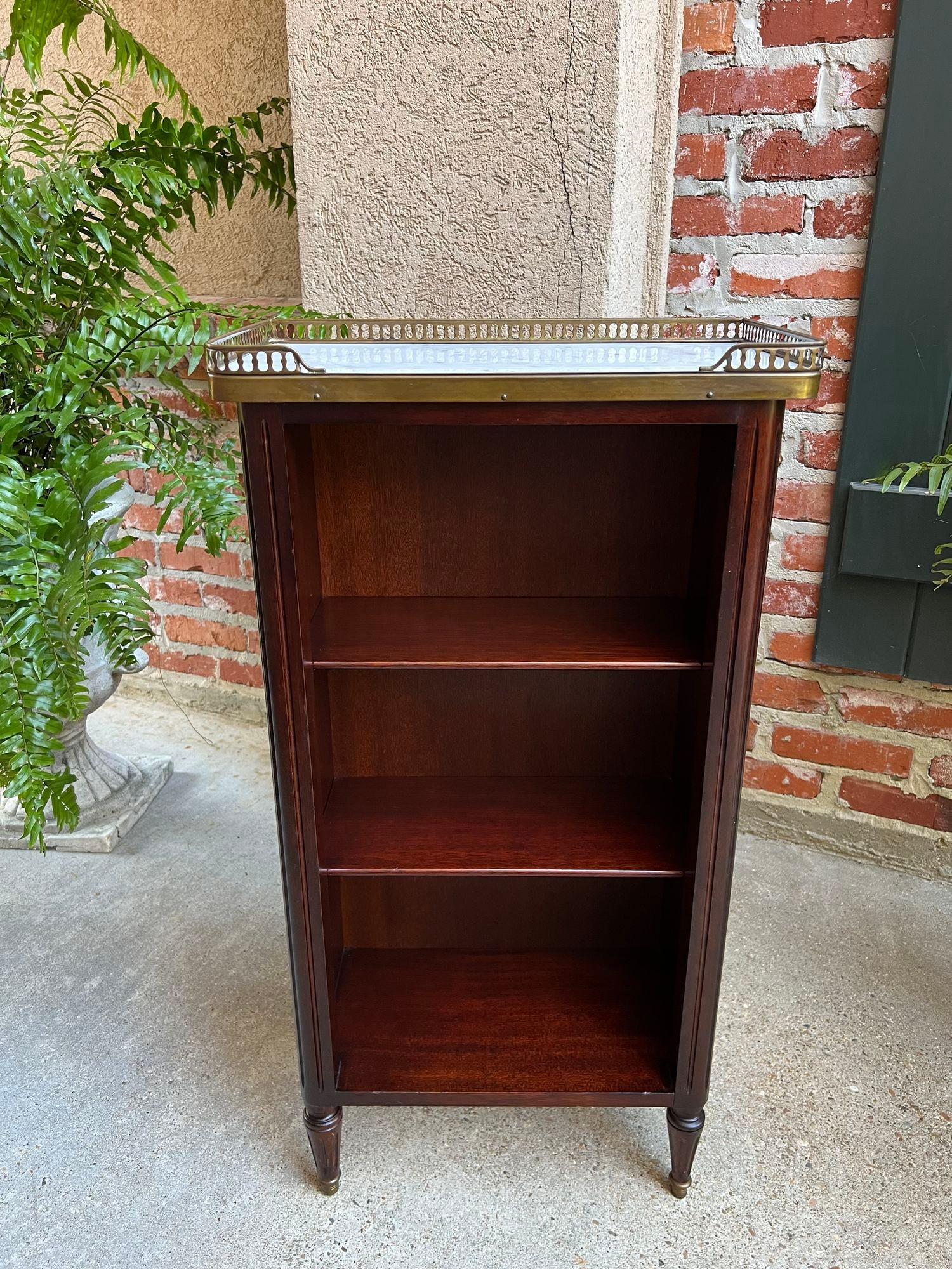 PETITE Antique French Open Bookcase White Marble Louis XVI Mahogany c1930.

Direct from France, an extremely special petite antique French open bookcase with amazing Louis XVI features!! The bookcase has it’s original white variegated marble top and