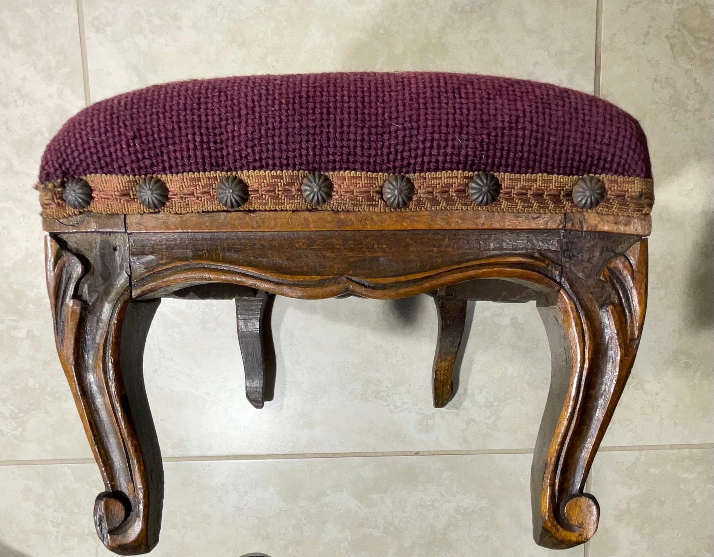 Petite Antique Hand Carved Needlepoint Textile Upholstered Foot Stool In Good Condition For Sale In Delray Beach, FL