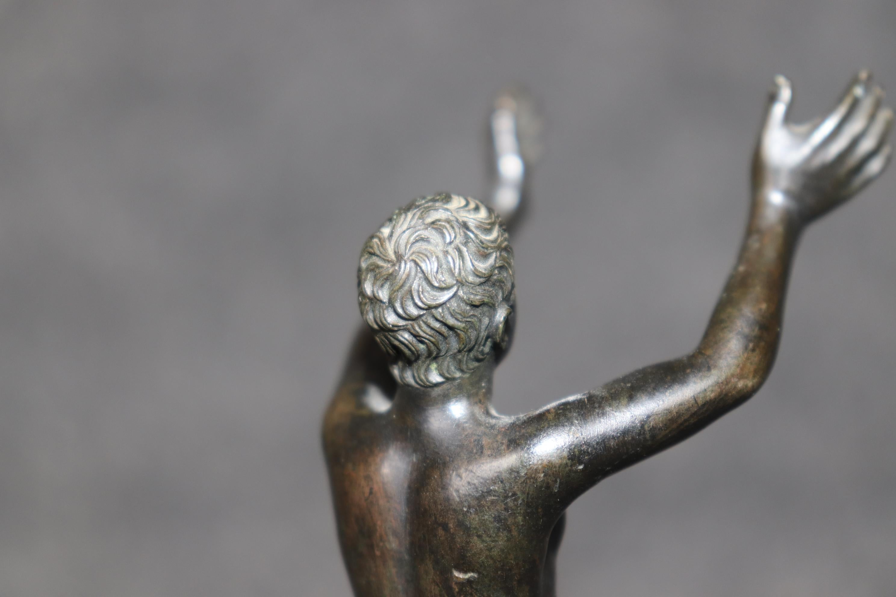 Pequeña Escultura Figural Italiana Antigua de Bronce Estilo Grand Tour en venta 5