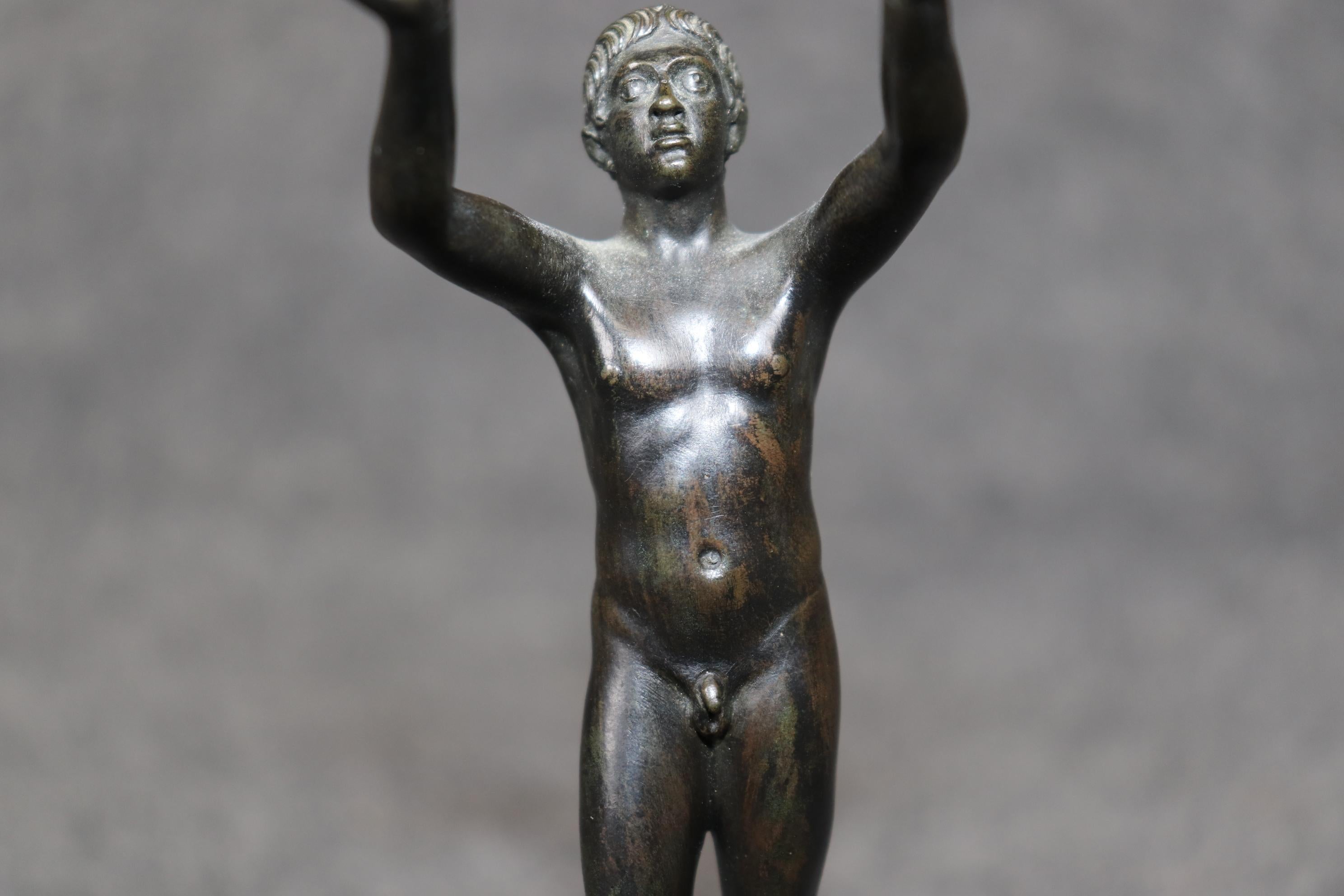 Pequeña Escultura Figural Italiana Antigua de Bronce Estilo Grand Tour en venta 7