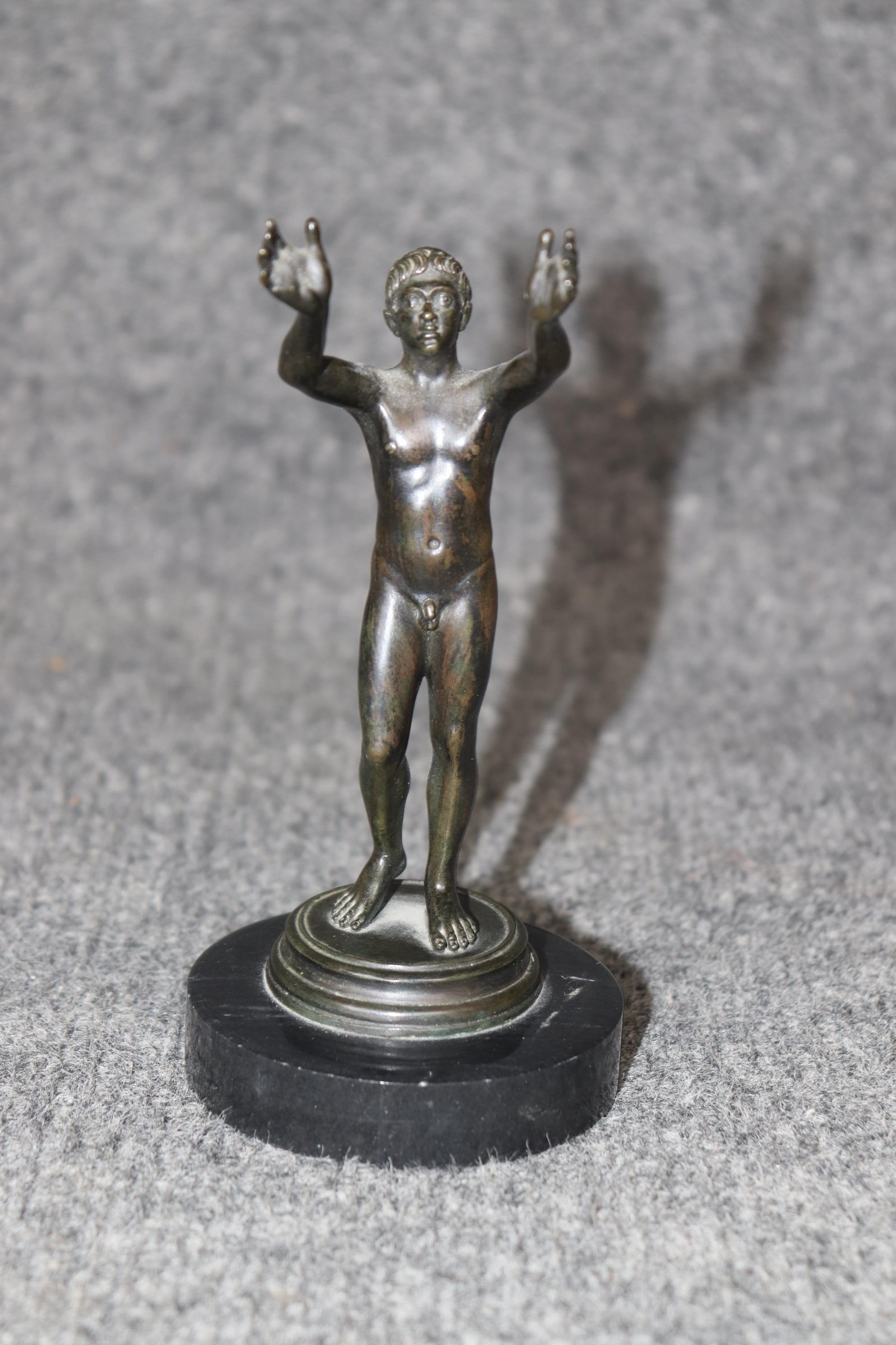 Dimensiones- Alto: 6 1/2pulg An: 3 1/3 pulg D: 3 1/4 pulg

¡Esta escultura figurativa de bronce estilo Gran Tour italiano vintage de un hombre sobre base de mármol es excepcional y se fabricó pensando en la calidad! El Grand Tour fue un viaje