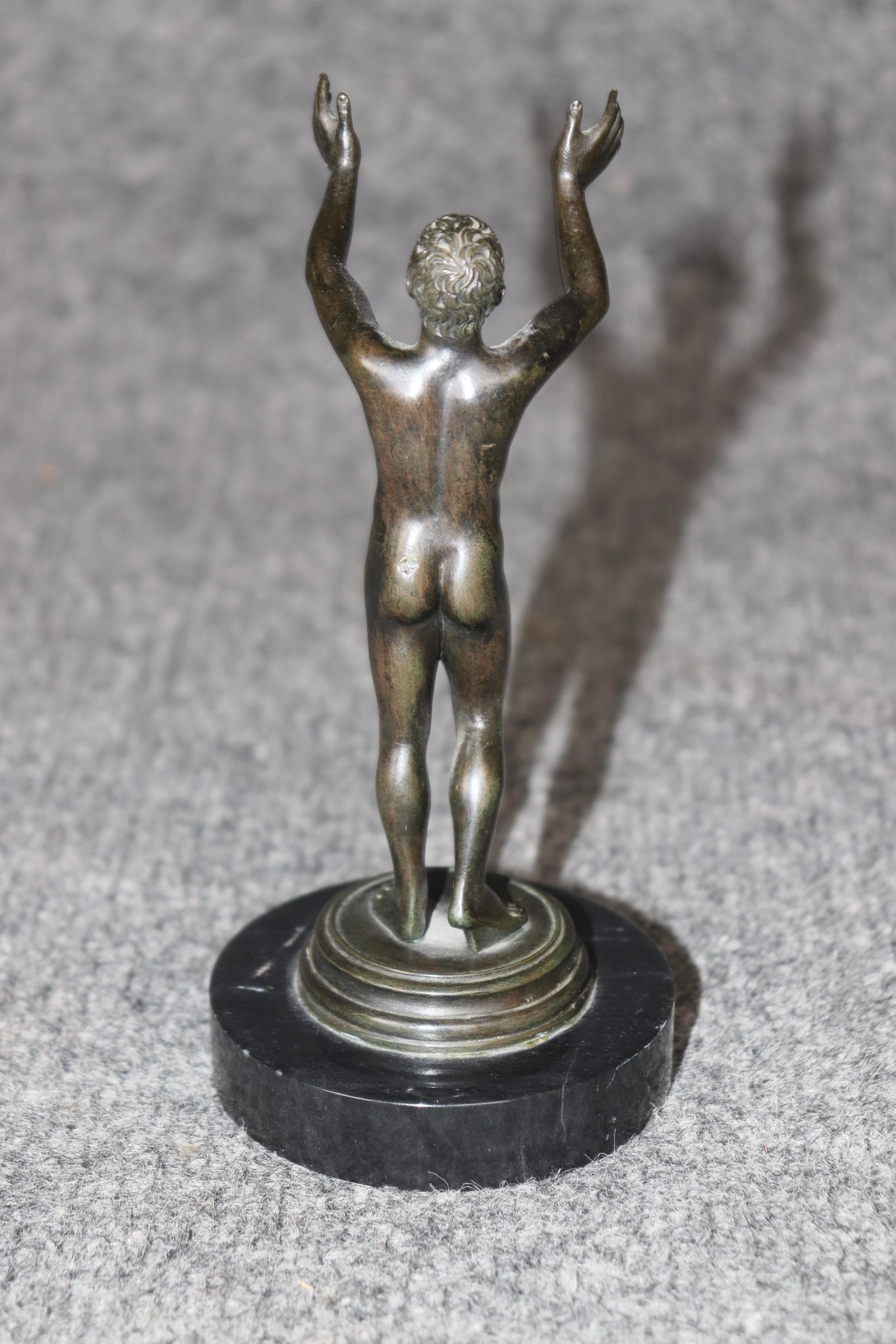 Pequeña Escultura Figural Italiana Antigua de Bronce Estilo Grand Tour Italiano en venta