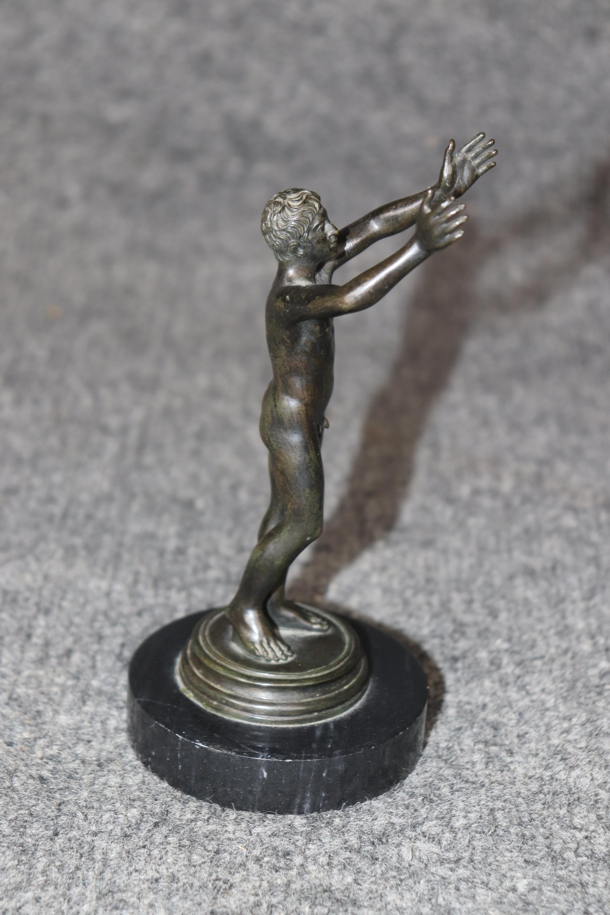 Pequeña Escultura Figural Italiana Antigua de Bronce Estilo Grand Tour Vaciado en venta