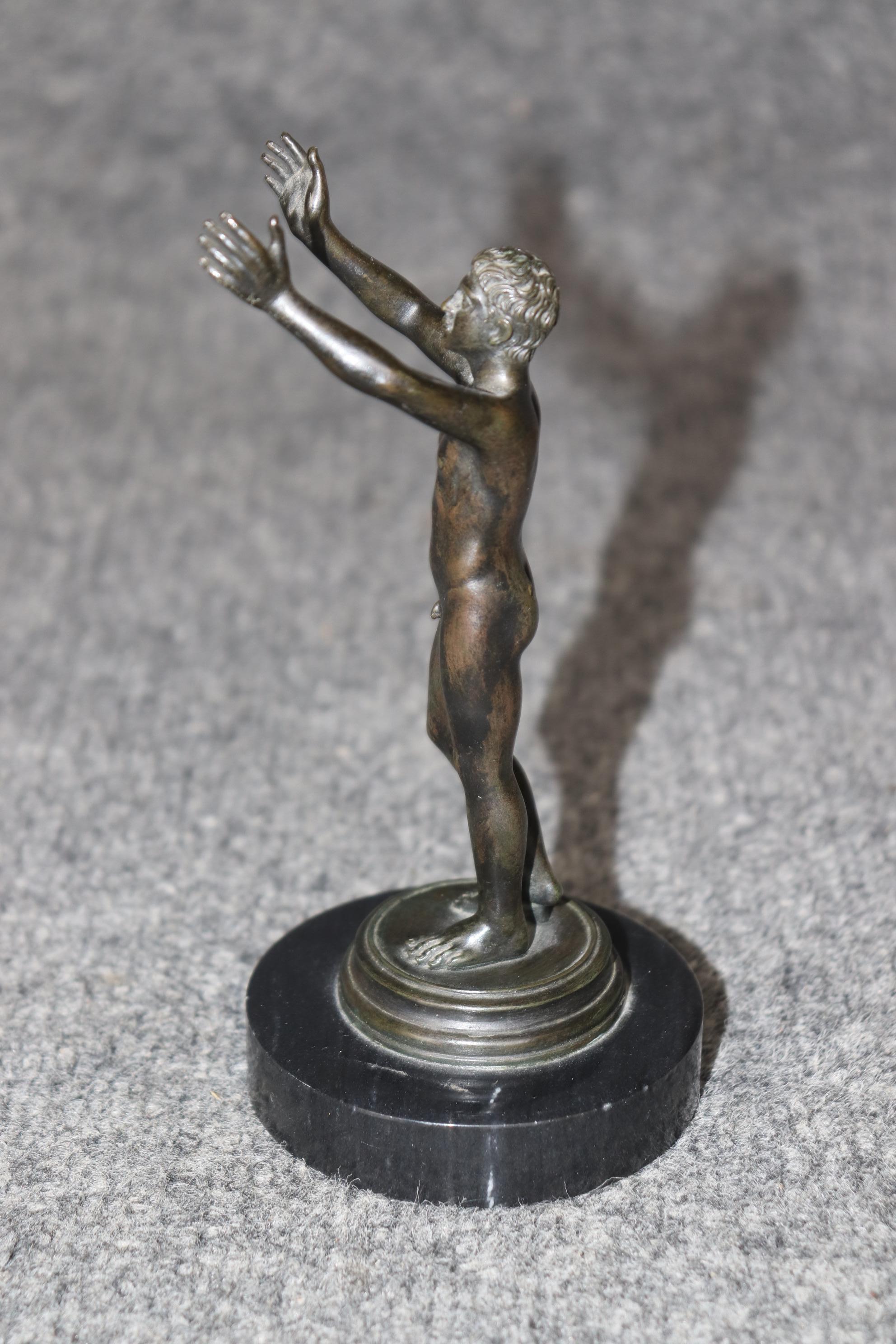 Pequeña Escultura Figural Italiana Antigua de Bronce Estilo Grand Tour en Bueno estado para la venta en Swedesboro, NJ