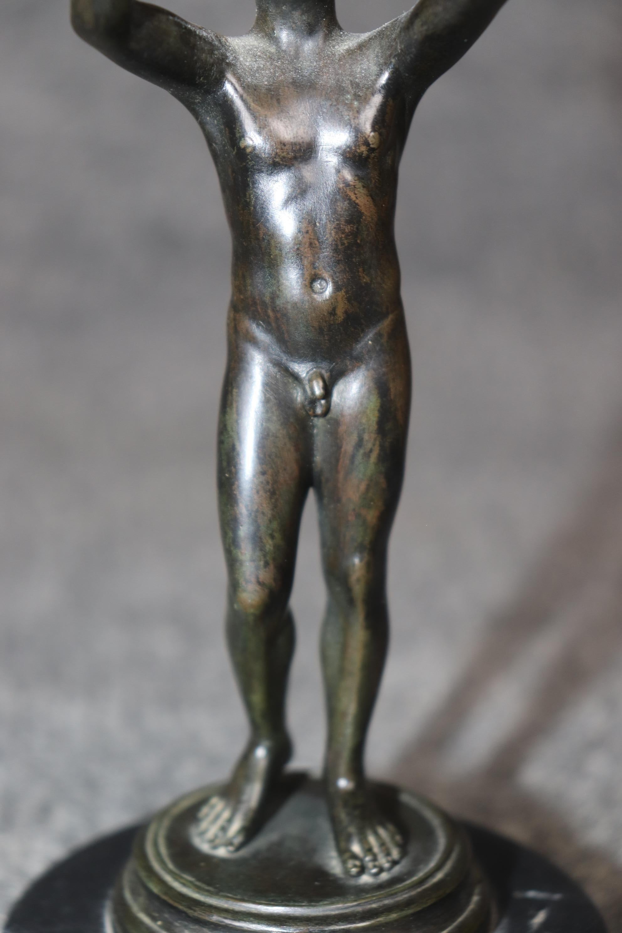 Pequeña Escultura Figural Italiana Antigua de Bronce Estilo Grand Tour en venta 3