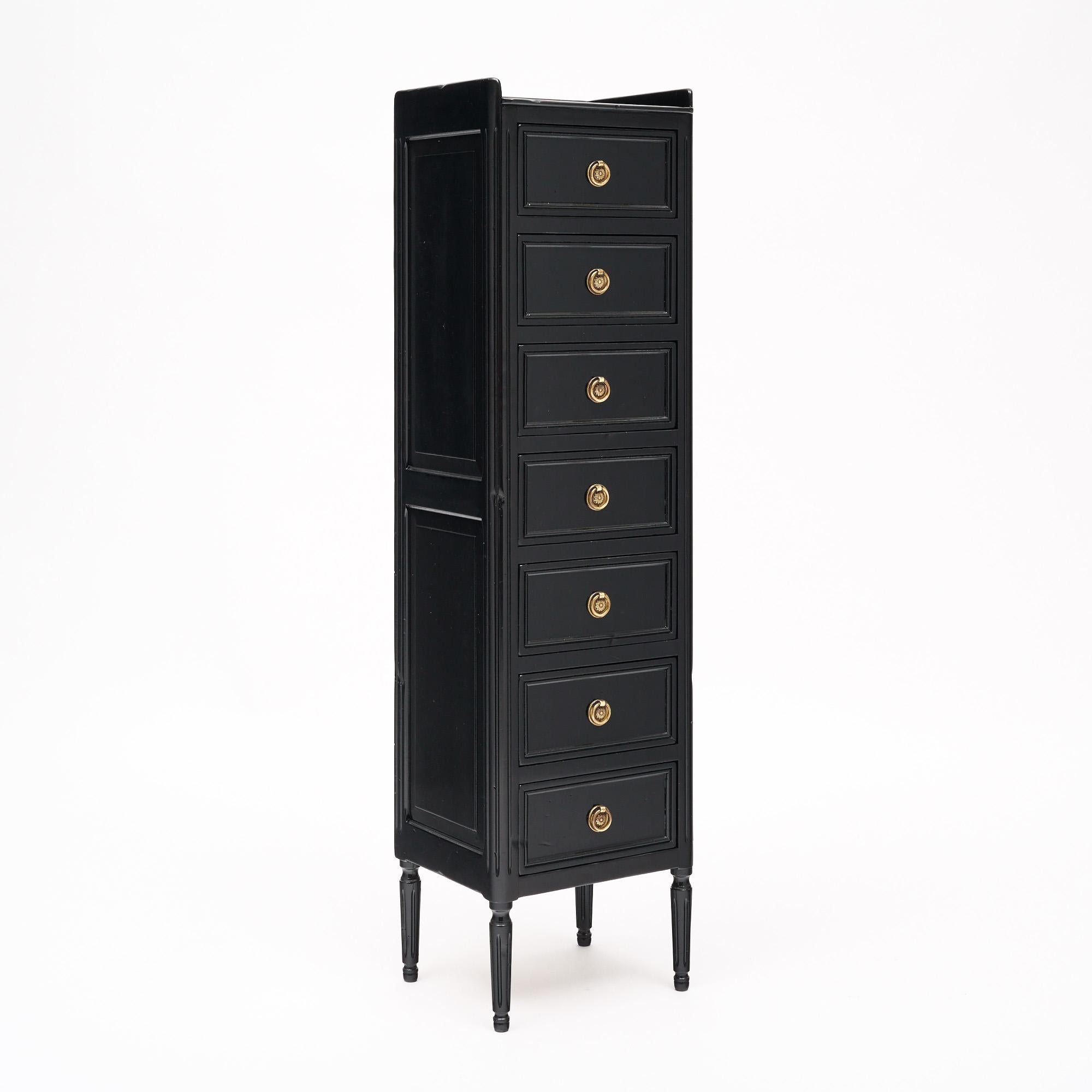 Semainiere antico francese in stile Luigi XVI. Questo pezzo è realizzato in legno massiccio, principalmente mogano, completamente ebanizzato e rifinito con una lucentezza francese di qualità museale. I sette cassetti a coda di rondine rappresentano
