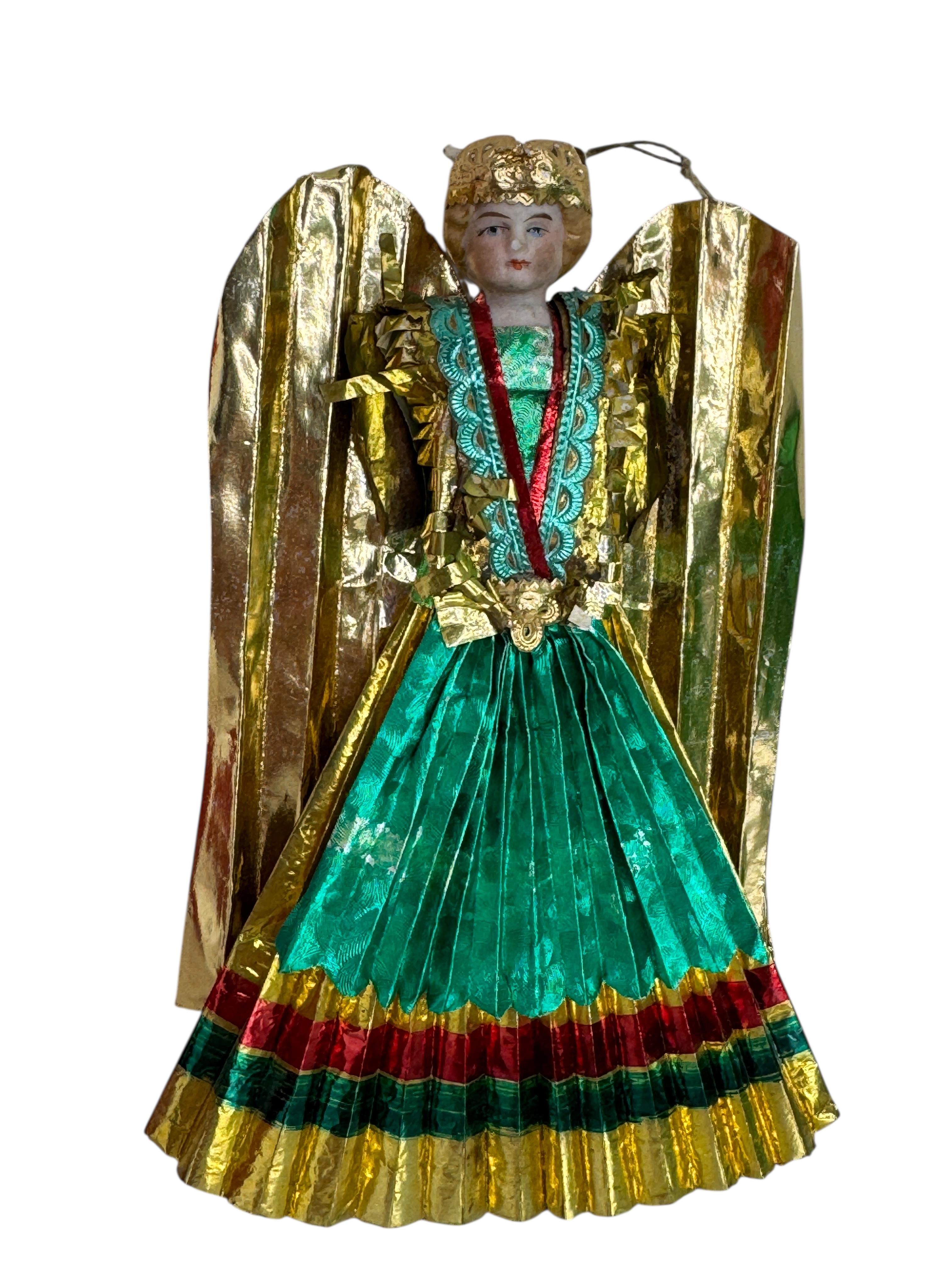 Rare Antique Nuremberg Angel Tree Topper / Ornament - Christkindlesmarkt, Germany 1900s or older

Une rare et charmante décoration de Noël faite à la main, traditionnellement vendue au célèbre Christkindlesmarkt de Nuremberg en Allemagne. Cet ange