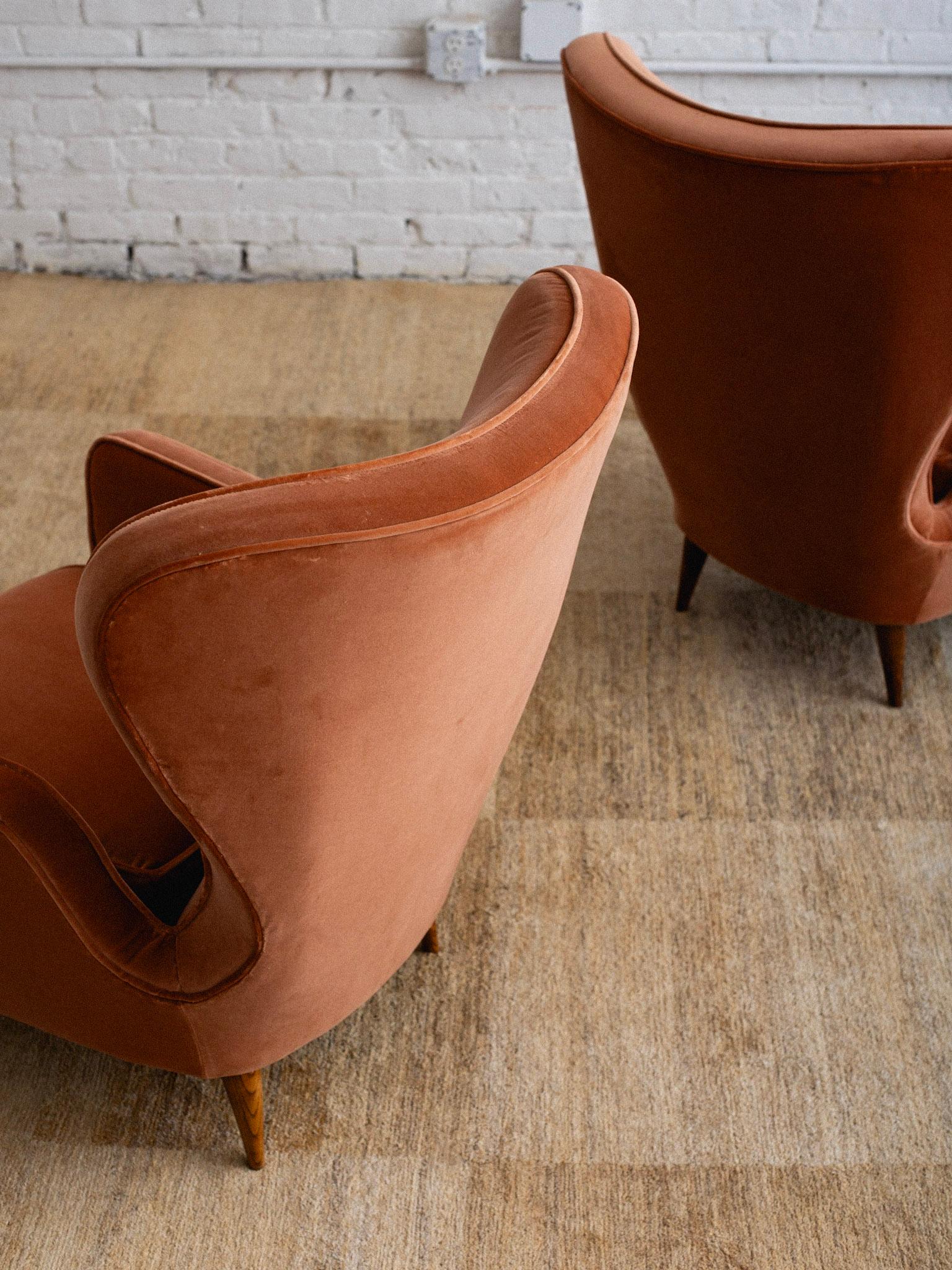 Velours Petits fauteuils d'Emilio Sala & Giorgio Madini - une paire en vente