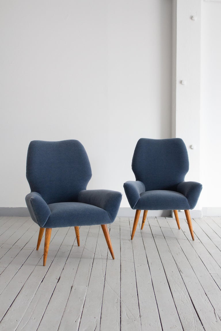 Kleine Sessel aus blauem Mohair im Stil von Melchiorre Bega – ein Paar bei 1stDibs Deutschland