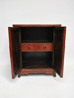 Petite armoire chinoise en bois laqué rouge