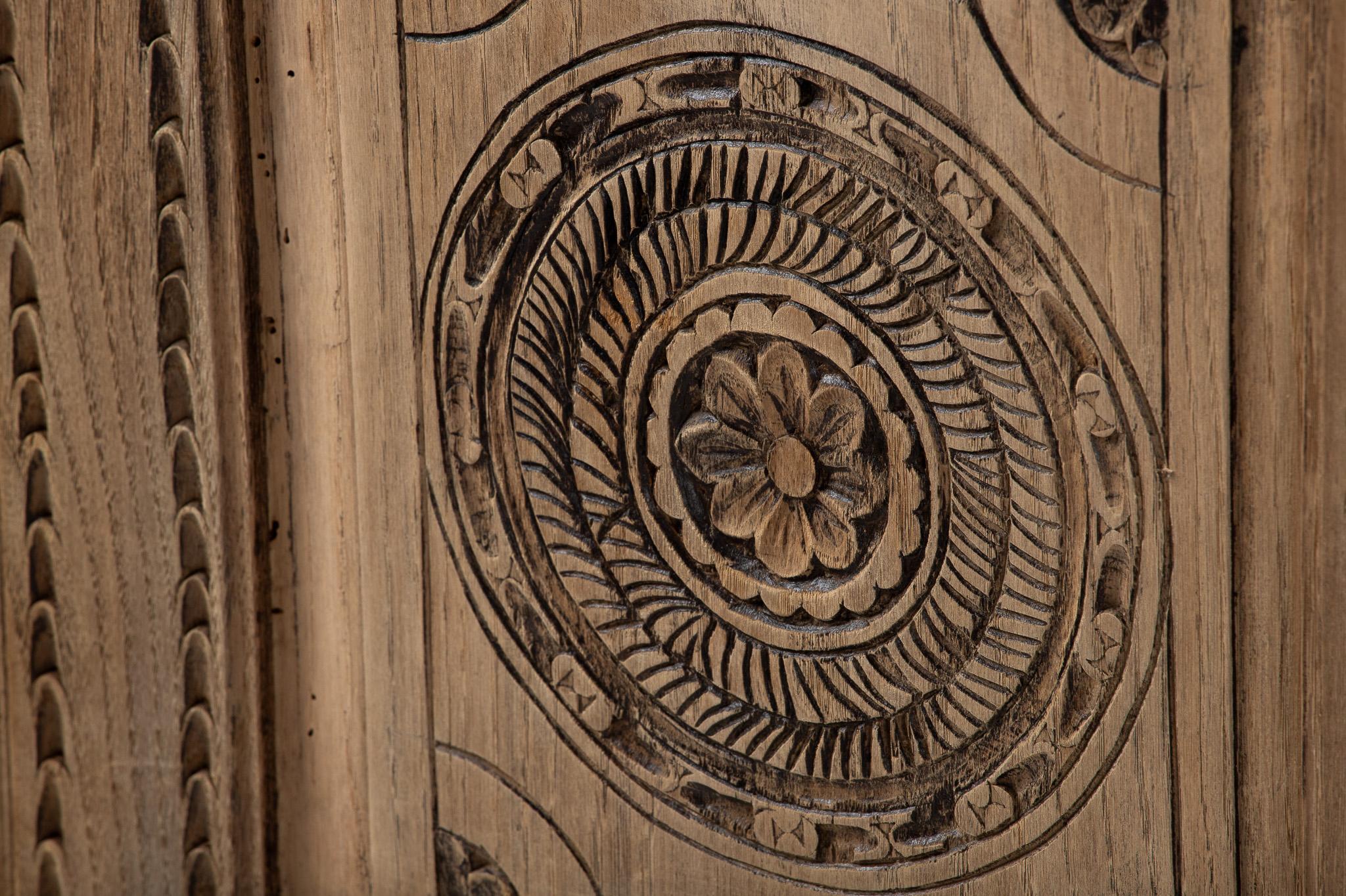 Petite Armoire in Carved Pine, Spain, 19th Century In Good Condition For Sale In Kaštel Sućurac, Splitsko-dalmatinska županija