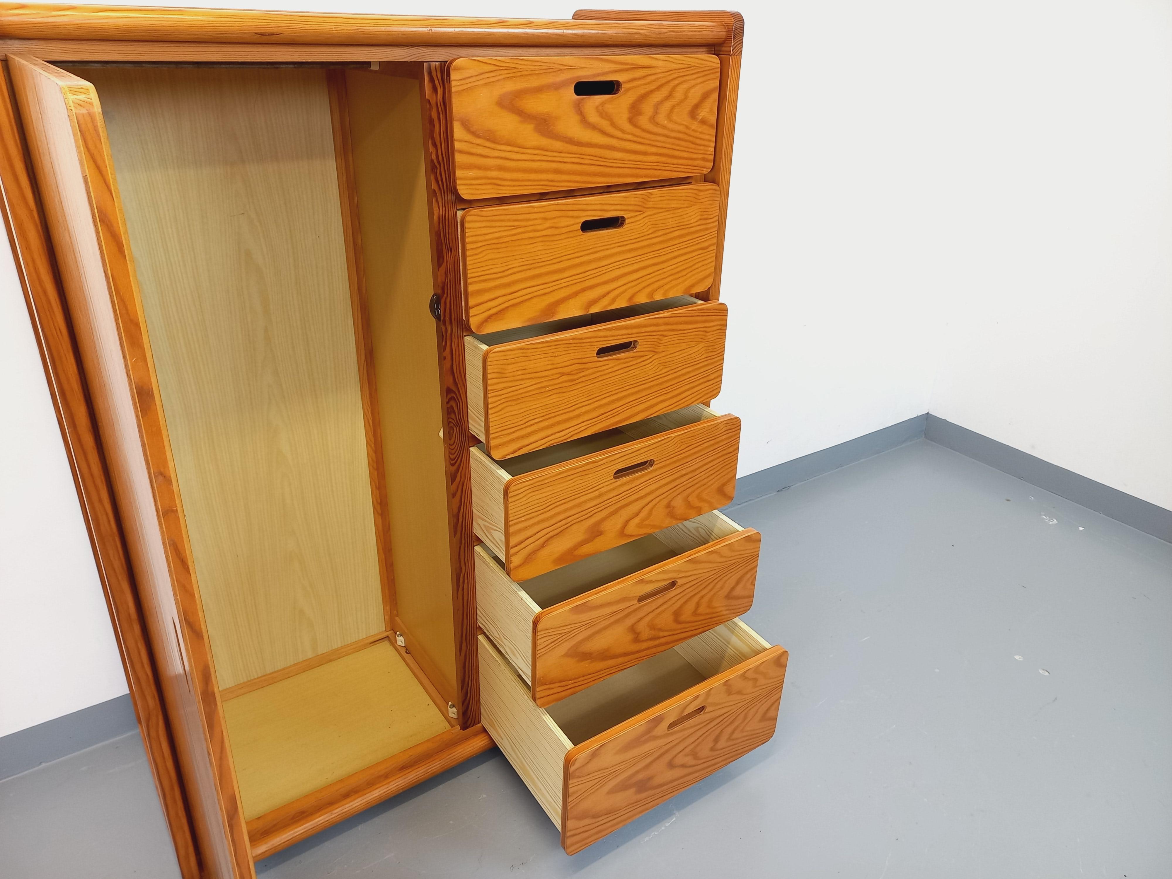 Kleine Kommode im Schrankstil avec tiroirs et penderie Vintage Gautier en pin im Angebot 8